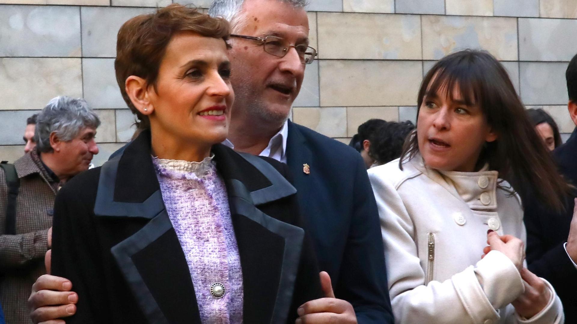 La presidenta María Chivite y los vicepresidentes Félix Taberna y Begoña Alfaro, posan para una fotografía tras un acto del Gobierno en el Archivo Real y General de Navarra