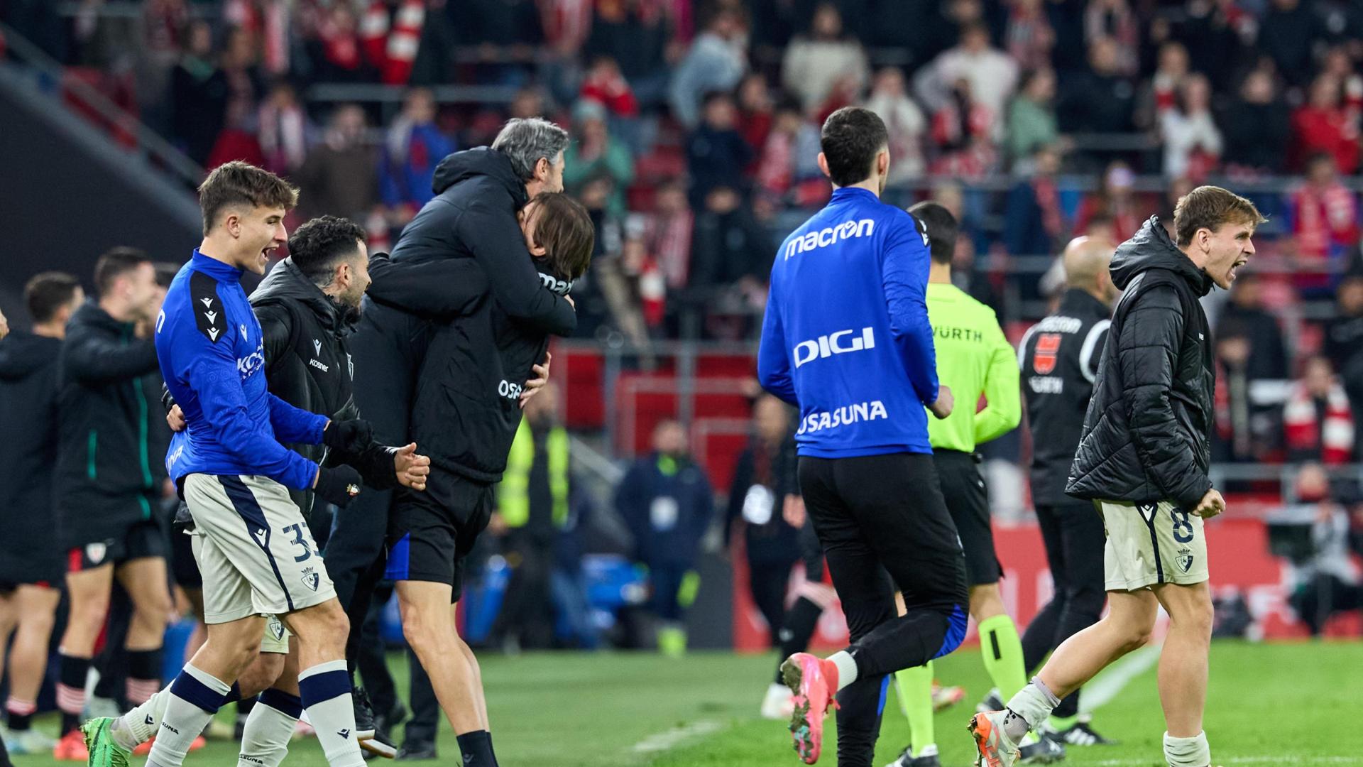 Vicente Moreno y Dani Pendín celebran el pase de ronda en la banda de San Mamés