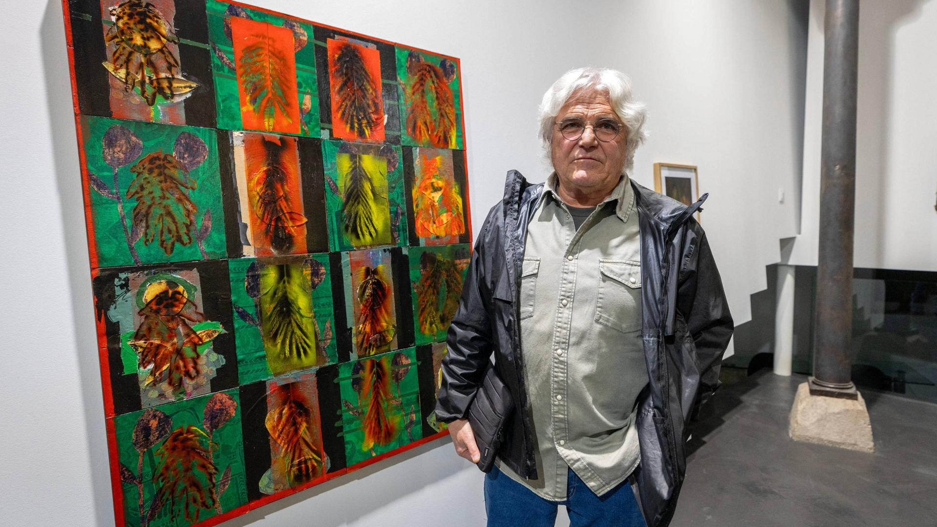 El artista José Luis Mayor, junto a una de sus obras, en la galería Espacio APAINDU