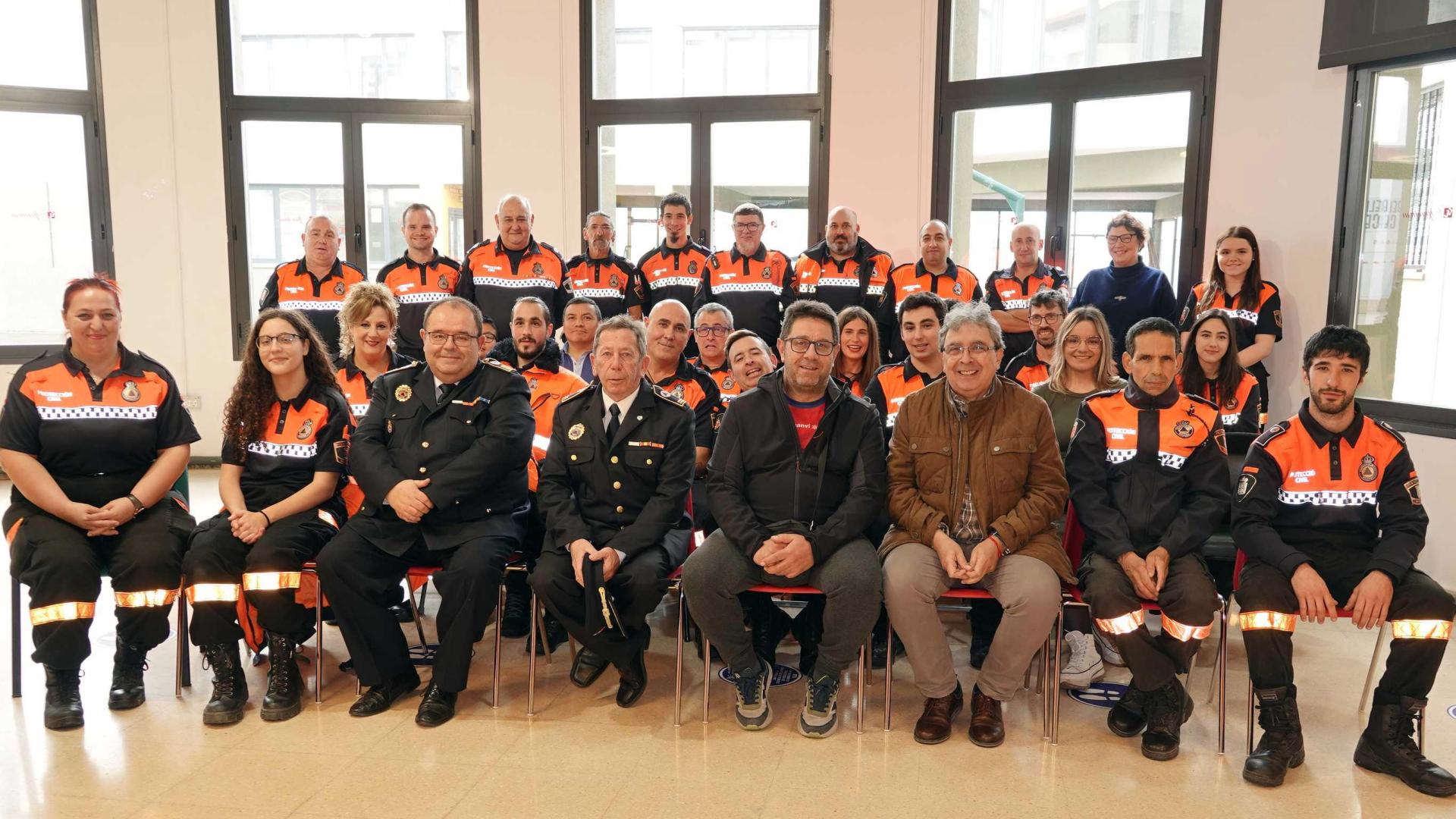 Los voluntarios de Protección Civil Milagro que fueron condecorados, junto a los responsables de la agrupación y autoridades del Ayuntamiento de la villa ribera