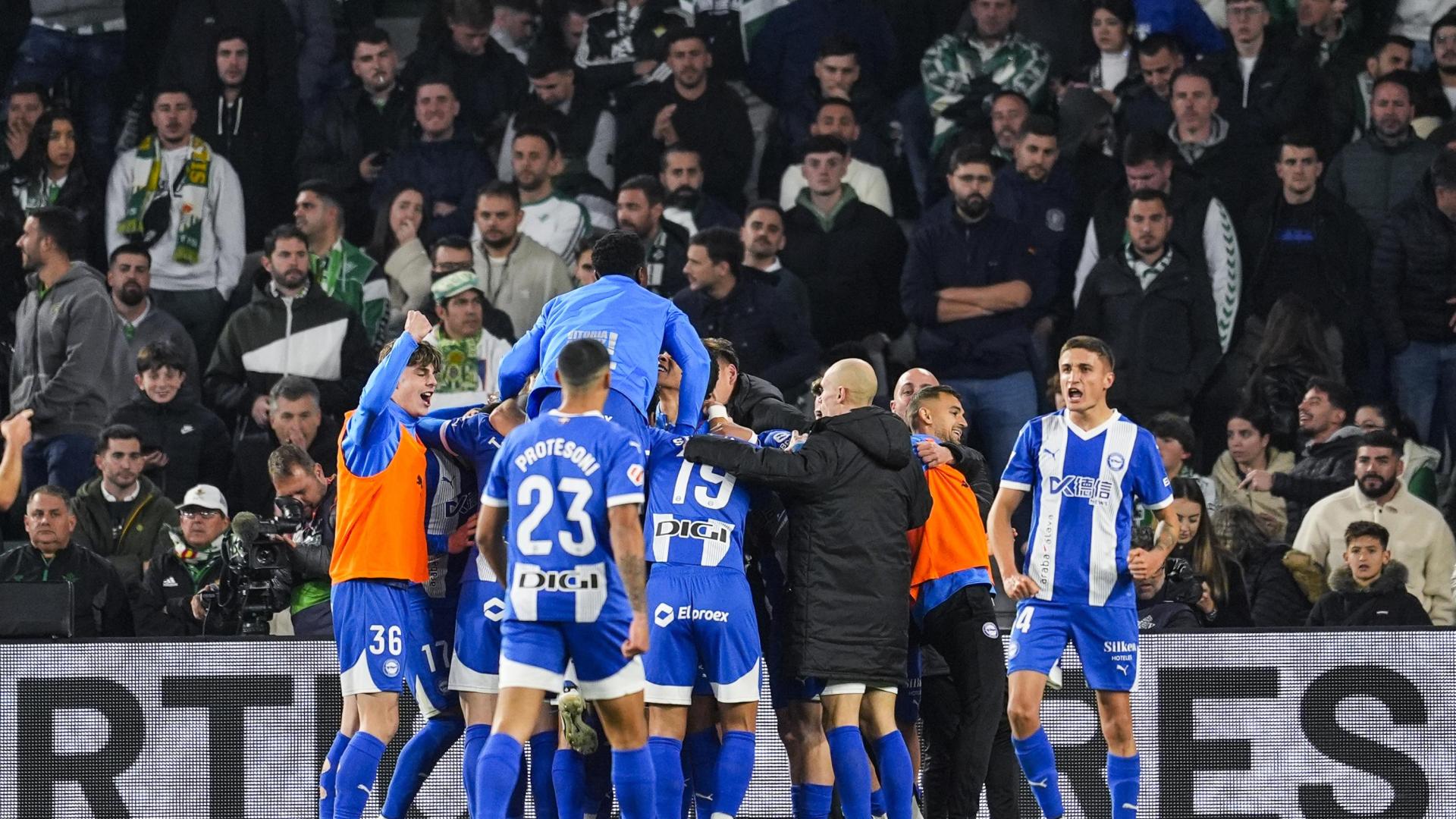Kike García del Deportivo Alaves celebra un gol durante la liga española contra el Real Betis