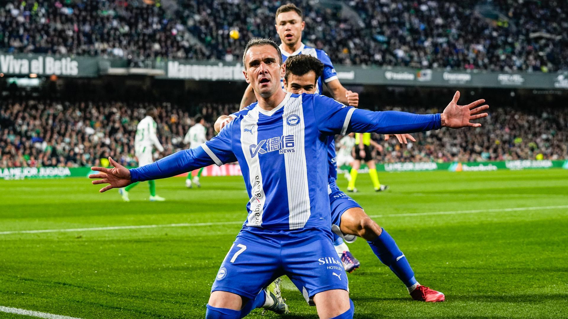 Kike García celebra su gol tras marcar en el Villamarín