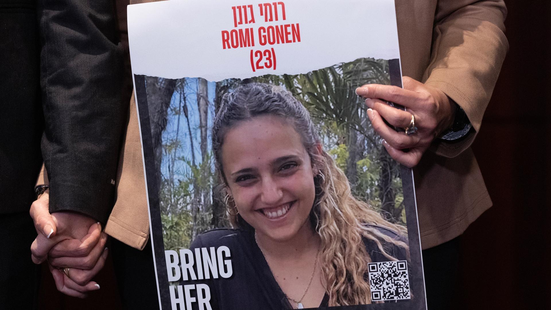 Cartel con Romi Gonen, una de las personas que serán liberadas este domingo