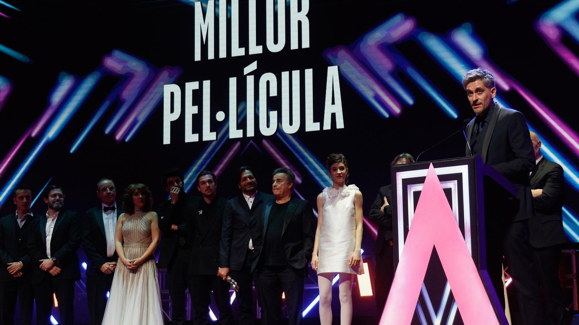 El realizador Marcel Barrena tras recibir el premio a ´Mejor película´ por ´El 47´ durante la XVII edición de los Premios Gaud