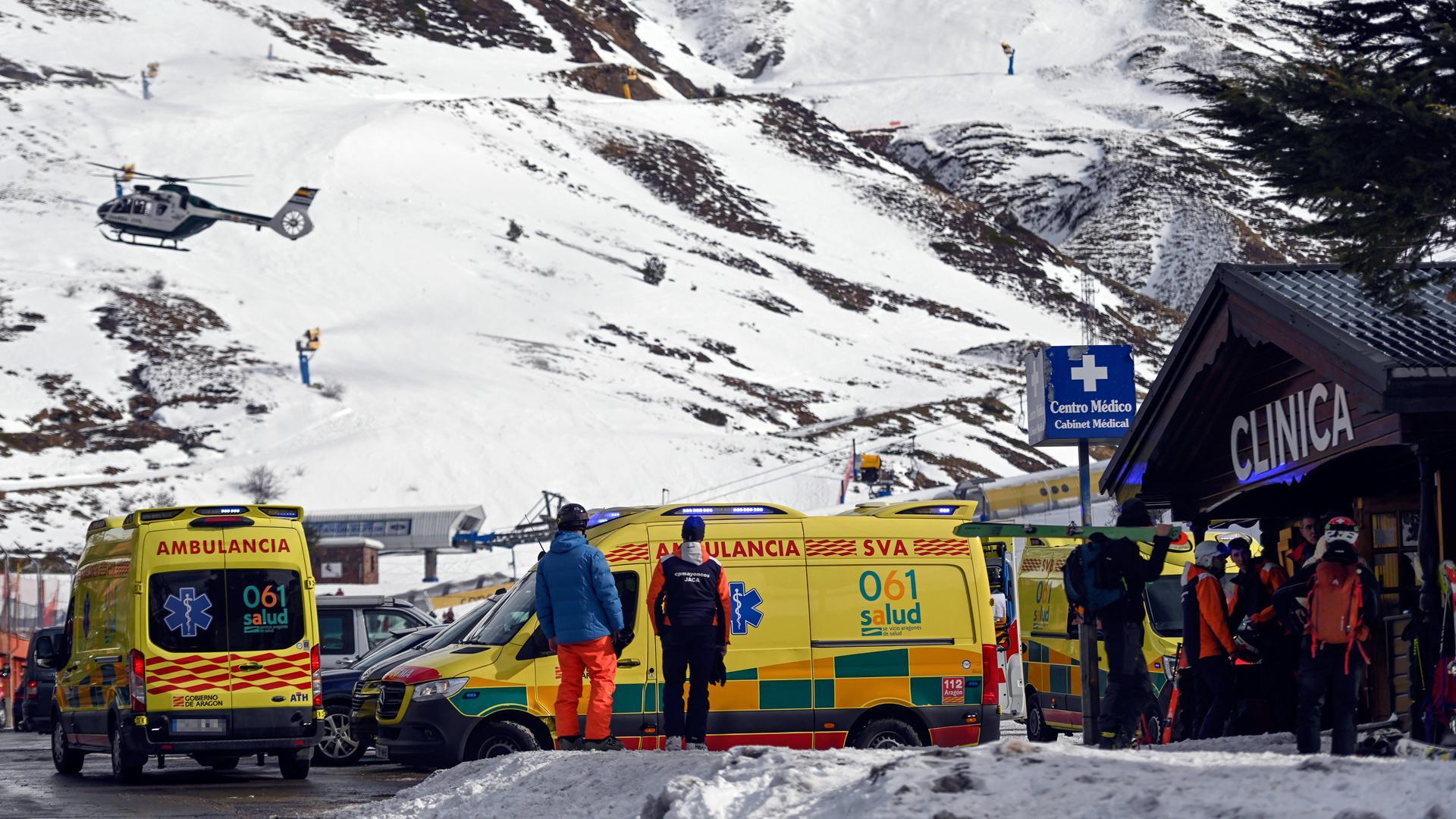 Varias ambulancias en la estación de esquí de Astún, a 18 de enero de 2025, en Jaca, Huesca, Aragón (España)