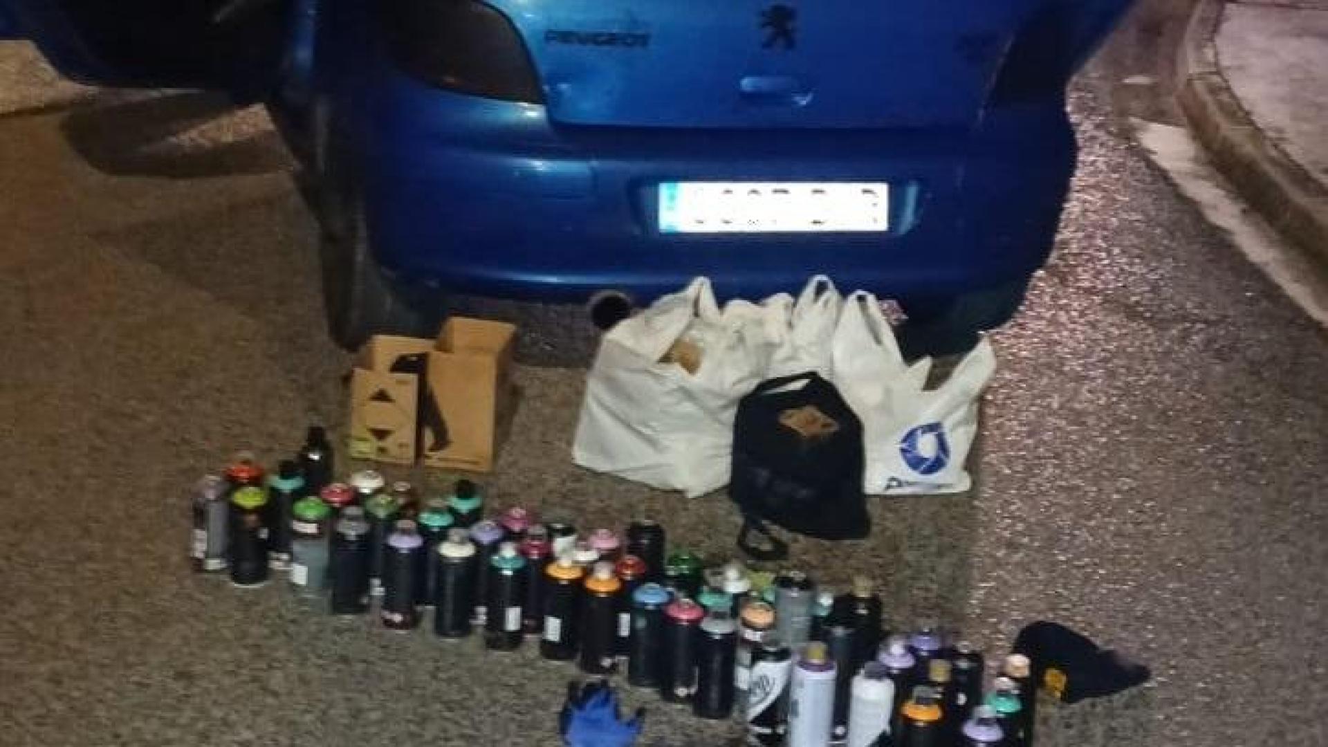 Botes de pintura decomisados por los policías desplazados