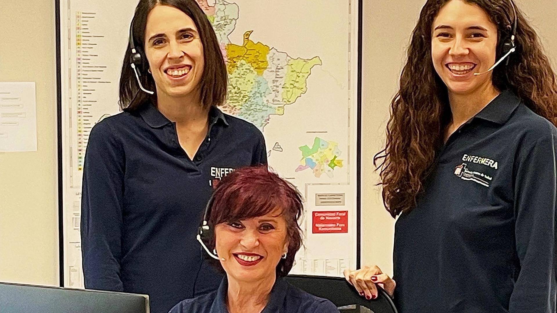 De izda. a dcha.. Nuria Cía, Marina Murcia y Amaya Falguera, tras de las empleadas que atienden el servicio /