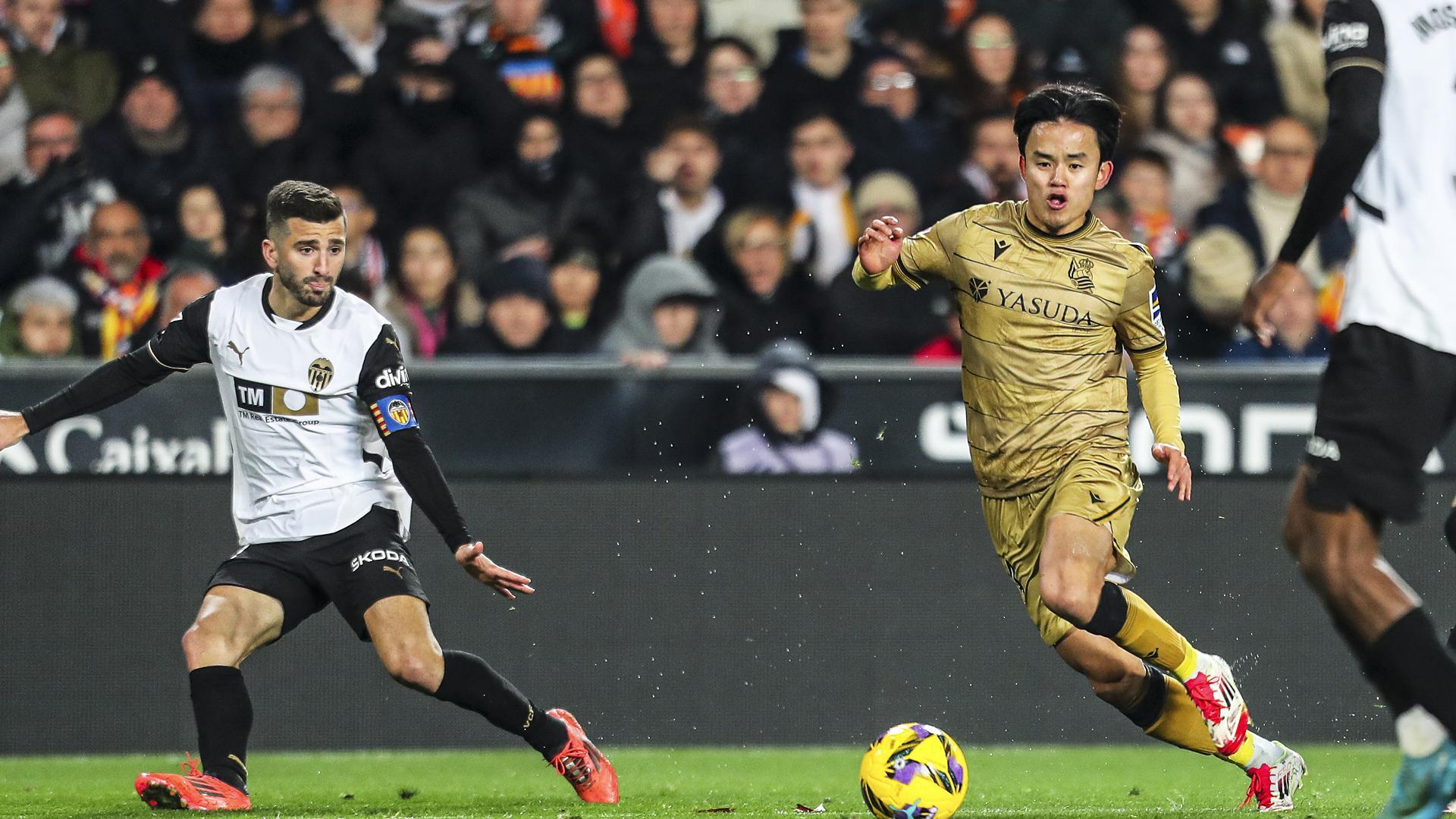 Kubo trata de progresar ante Gayá durante el partido /