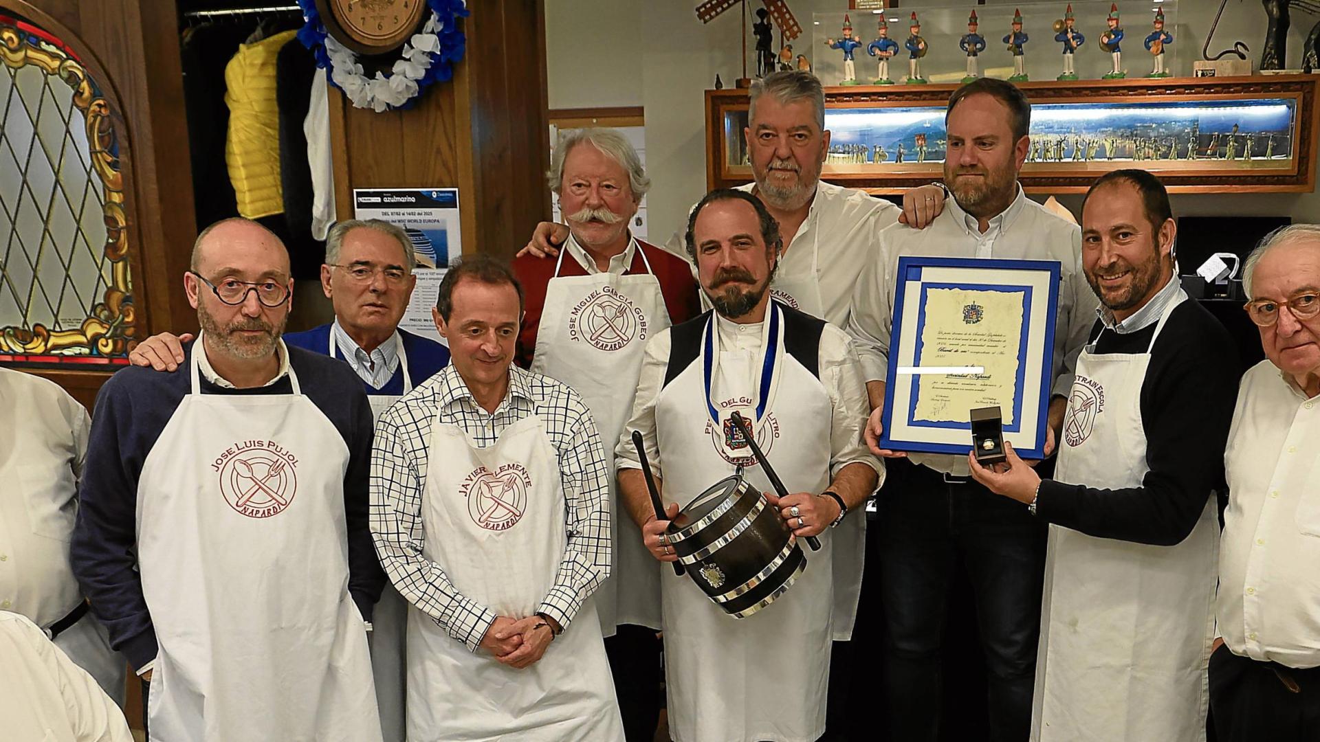 Los representantes de Napardi, tras recibir el Barril de Oro en una cena en la sociedad donostiarra Gaztelubide