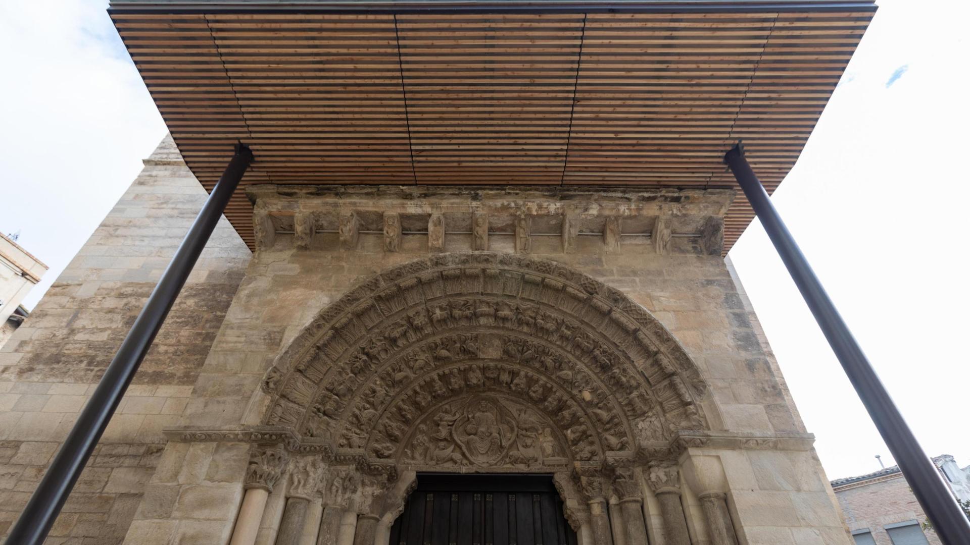 Imagen de la nueva cubierta instalada sobre el pórtico de la iglesia de Santa María Magdalena de Tudela
