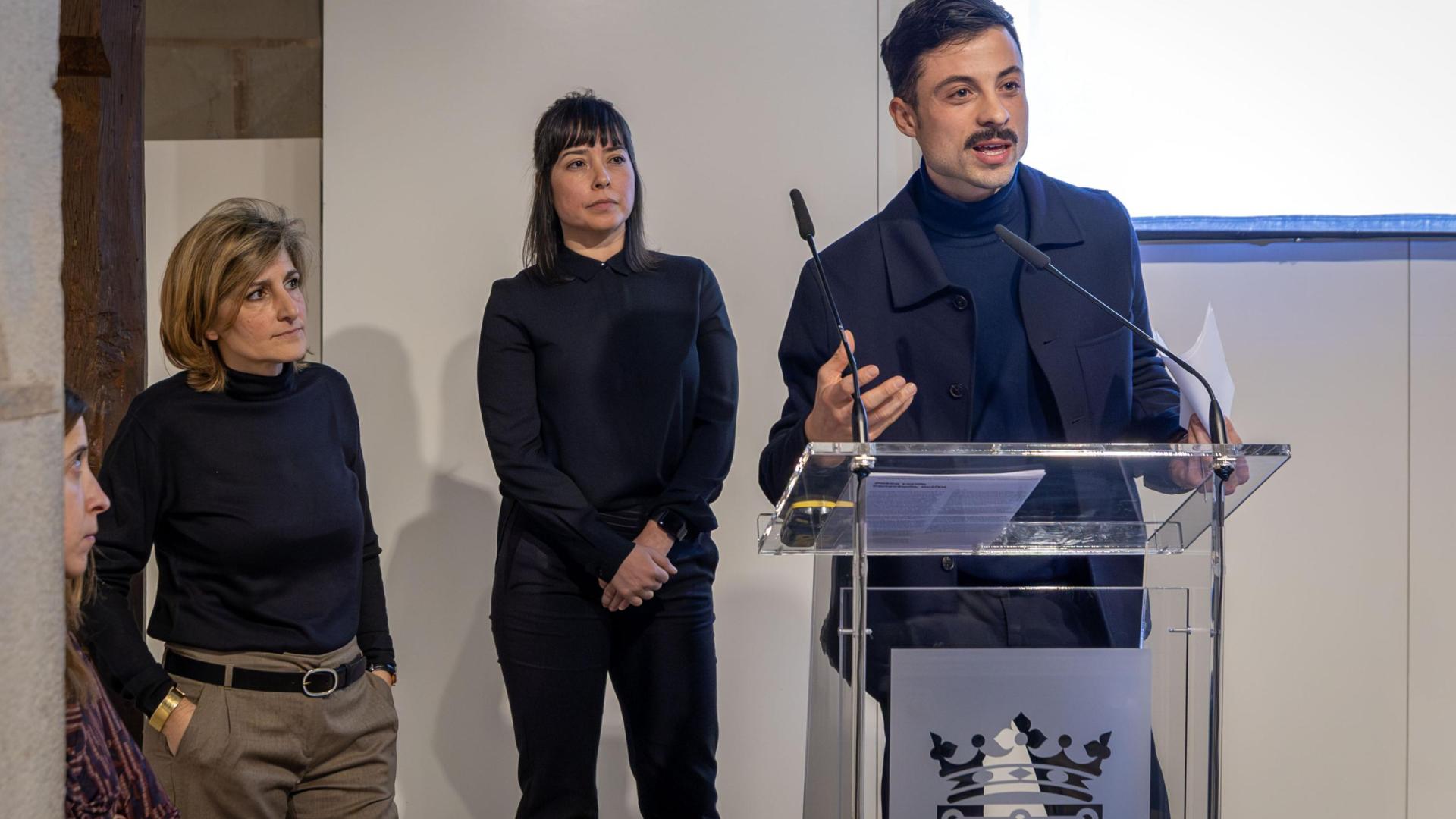 De izquierda a derecha, las arquitectas Lucía Ferrater y Lourdes Barrios y el arquitecto pamplonés Álvaro Itarte, del equipo ganador del concurso con la propuesta ‘Isolíneas’