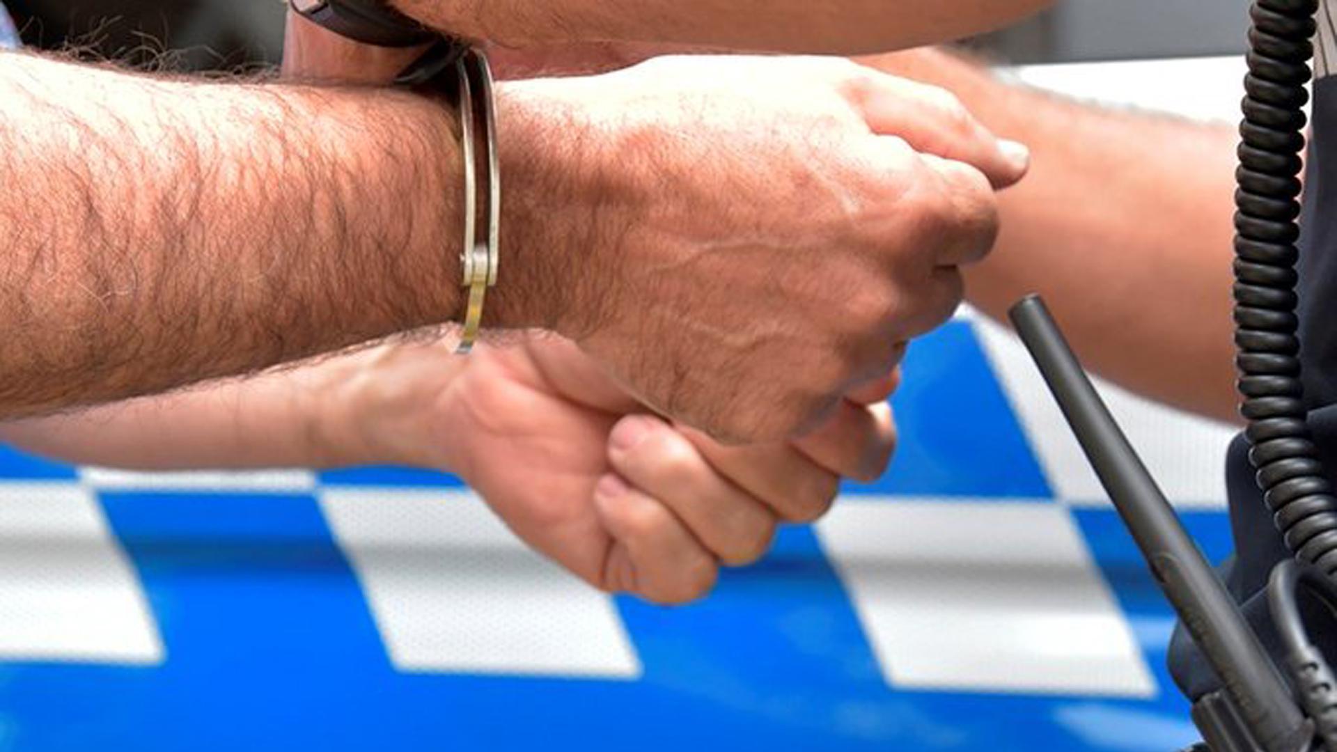 Un hombre, esposado tras ser detenido