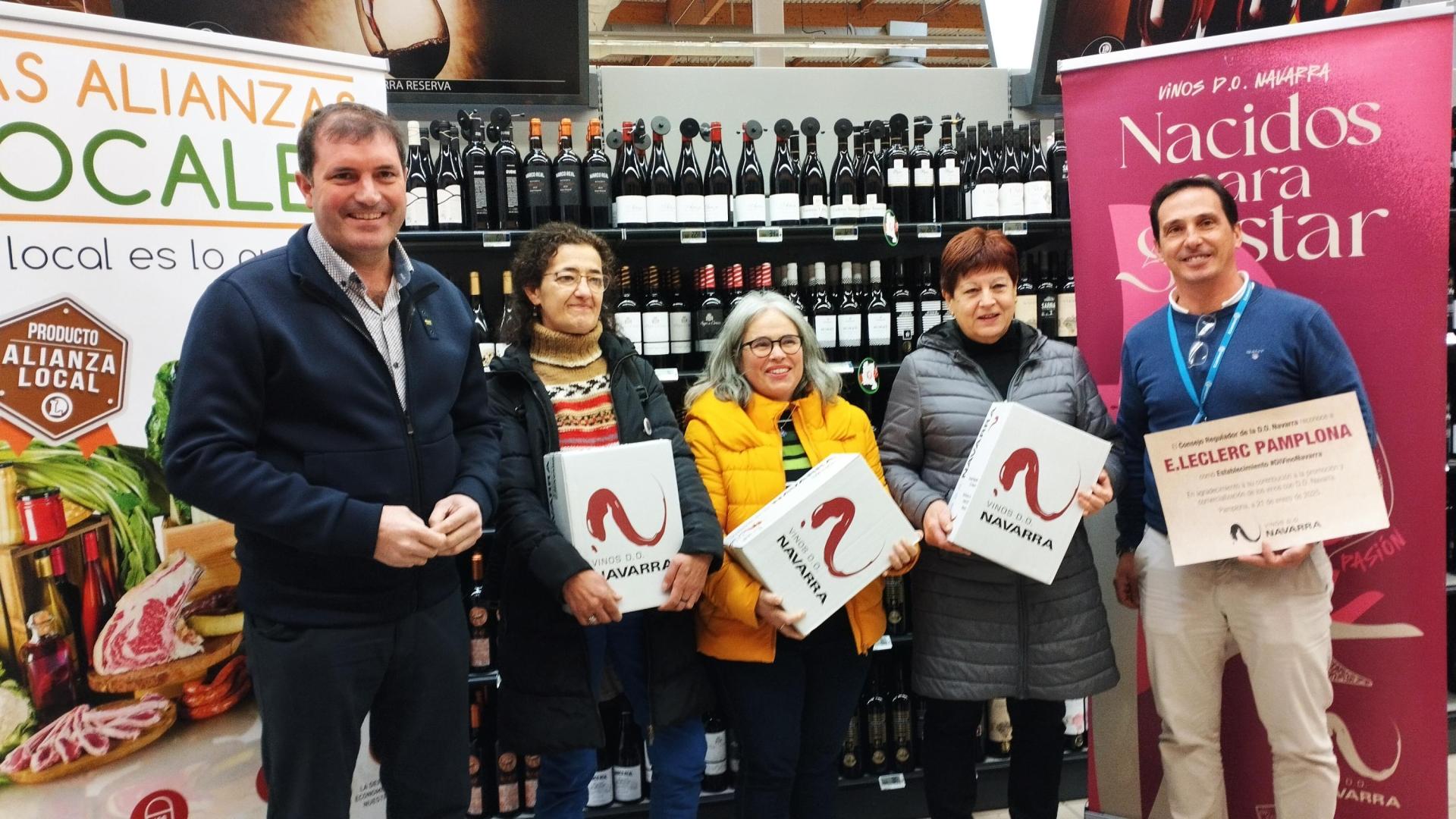 A la izquierda, David Palacios (Presidente del Consejo Regulador de la DO Navarra) con las tres ganadoras y con