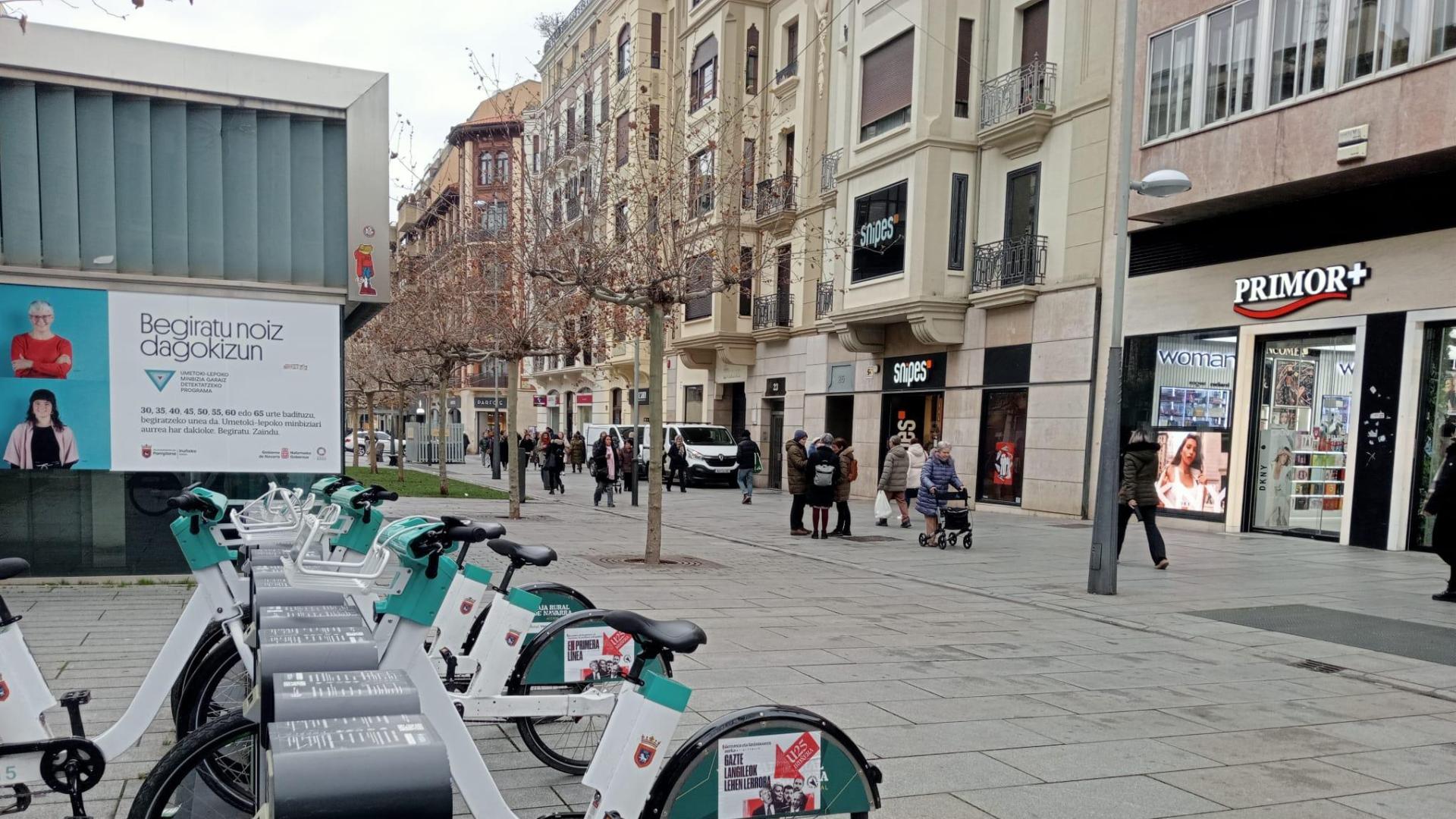 Bicicletas municipales con las pegatinas llamando a la manifestación de GKS en una de las bases de Carlos III.