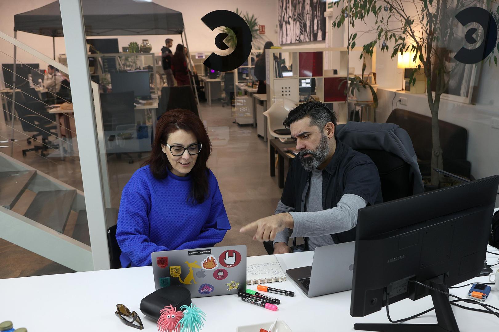 Lorena Ares y Carlos F. de Vigo en su lugar de trabajo.