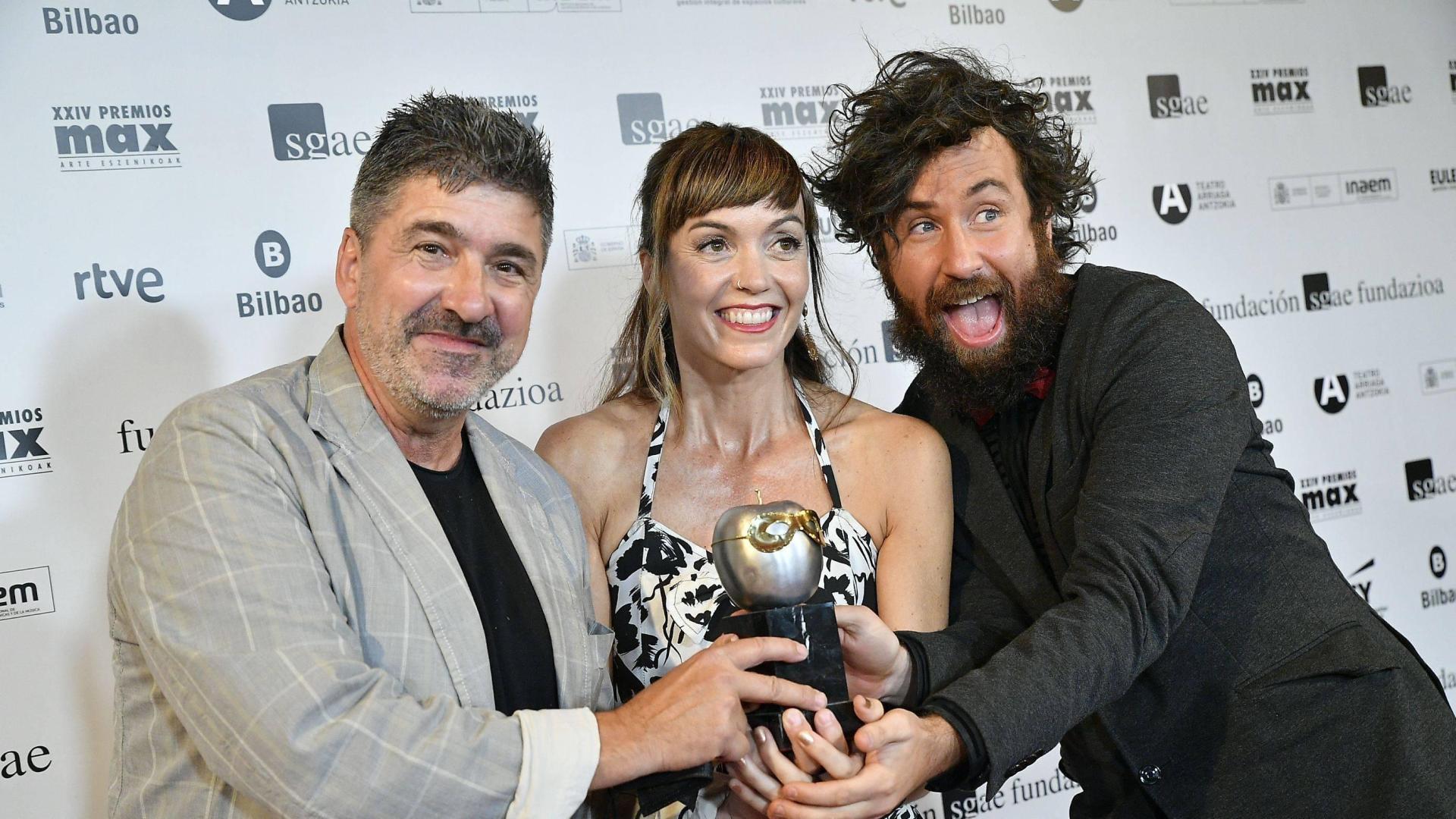 La actriz Joli Pascualena, posando con el Max junto a Patxi Barco (director del musical 'Kutsidazu bidea, Ixabel'). A la derecha, el actor navarro Iker Huitzi.