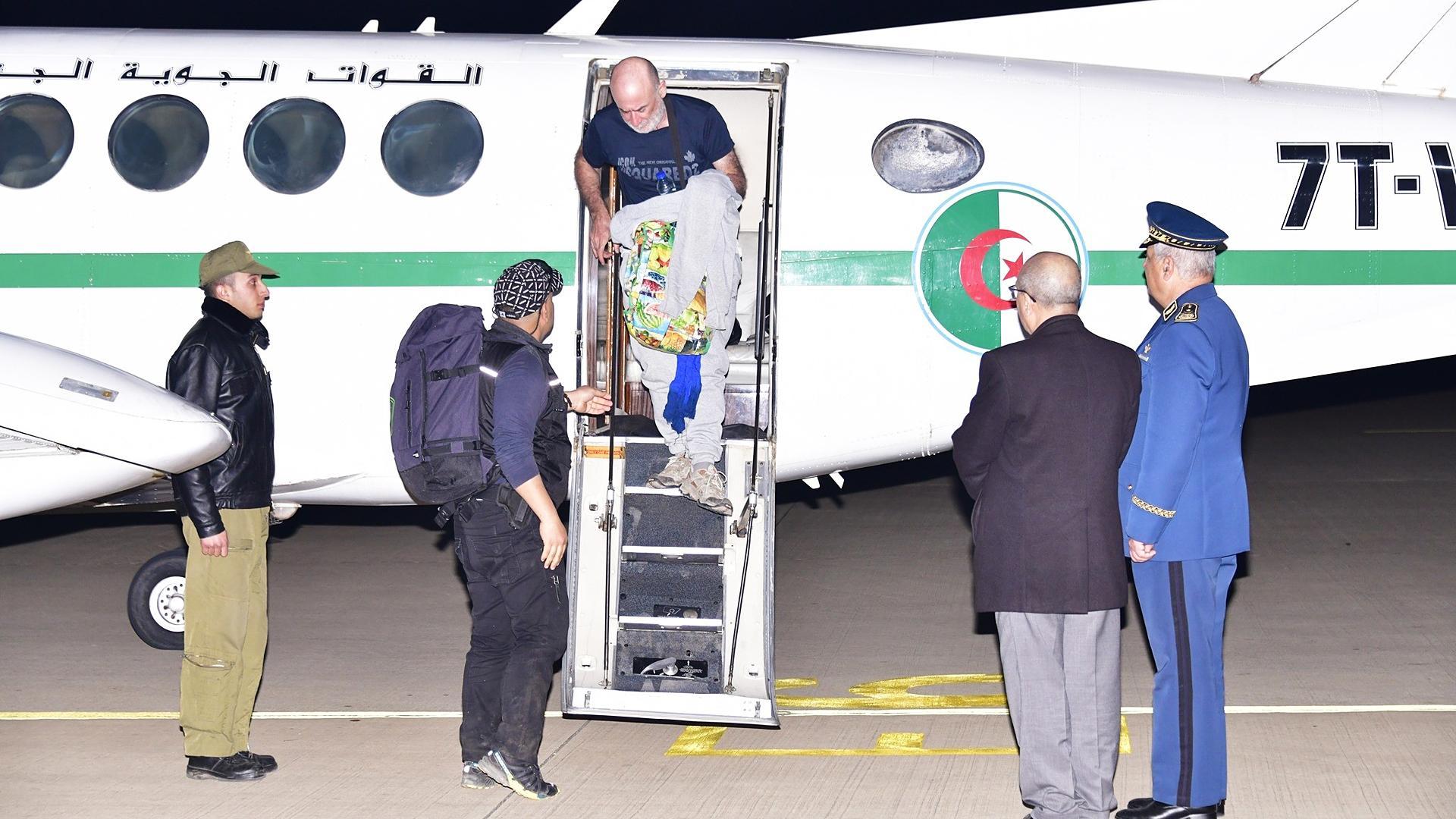 Las autoridades de Argelia reciben al español secuestrado que había sido liberado por los tuareg /
REMITIDA / HANDOUT por MINISTERIO DE DEFENSA DE ARGELIA
Fotografía remitida a medios de comunicación exclusivamente para ilustrar la noticia a la que hace referencia la imagen, y citando la procedencia de la imagen en la firma
22/01/2025