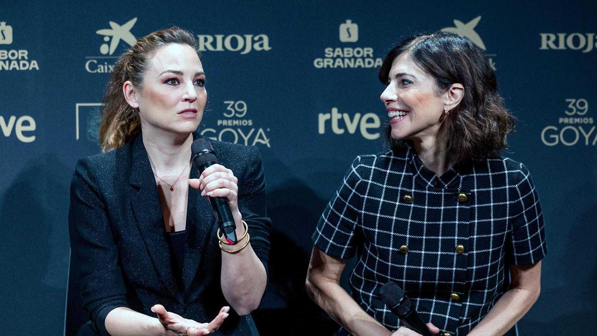 Las actrices Maribel Verdú (d) y Leonor Watling, durante la rueda de prensa ofrecida este miércoles para explicar detalles de la gala de entrega de los premios Goya que se celebrará el 8 de febrero en Granada