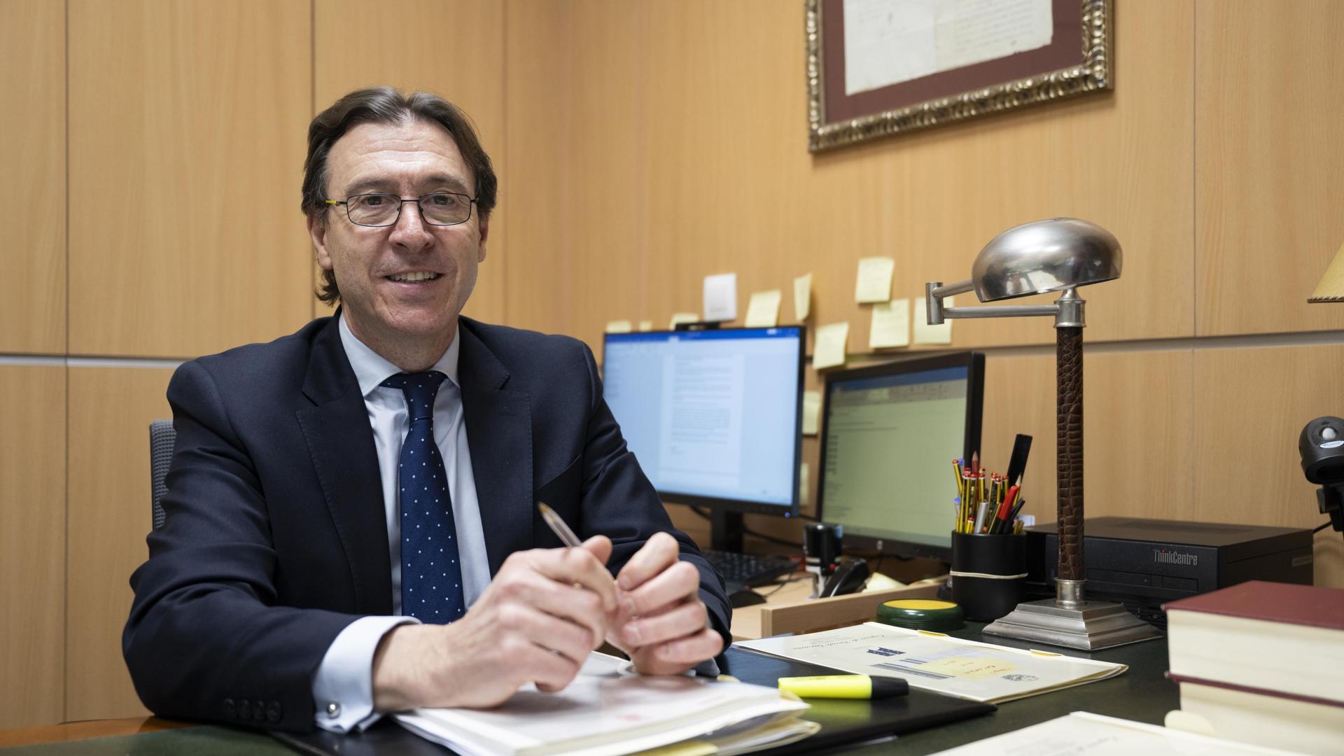 Eugenio de Vicente, nuevo decano del Colegio Notarial de Navarra, en su despacho