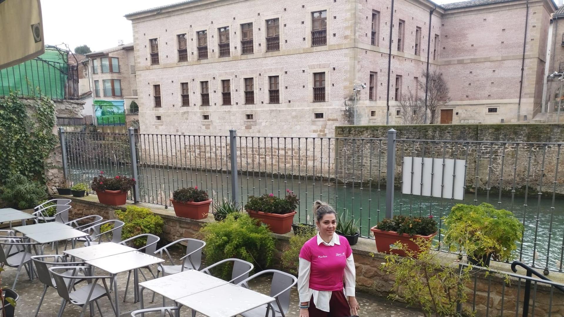 Mariluz Martínez Moreno en la terraza de Panadería López que aspira a convertirse en un lugar de encuentro también hostelero