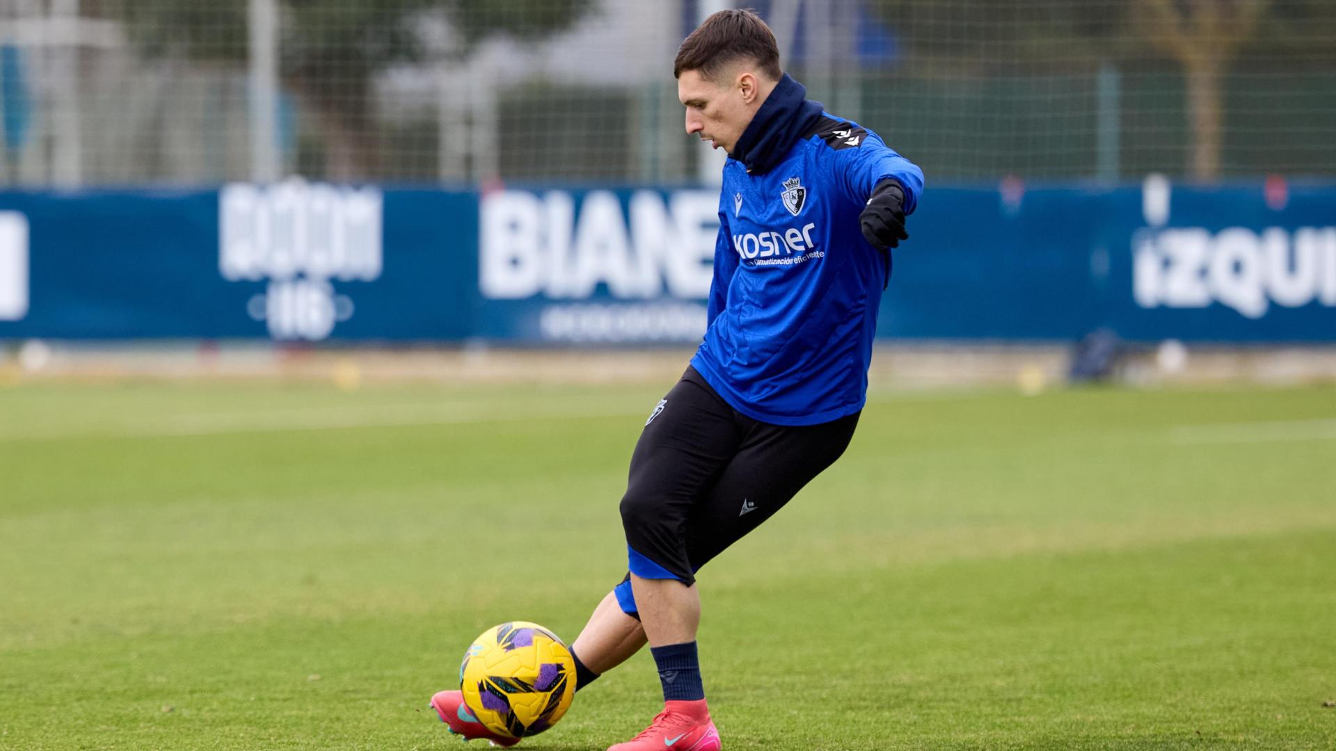 Bryan Zaragoza sigue acumulando sesiones con el grupo.