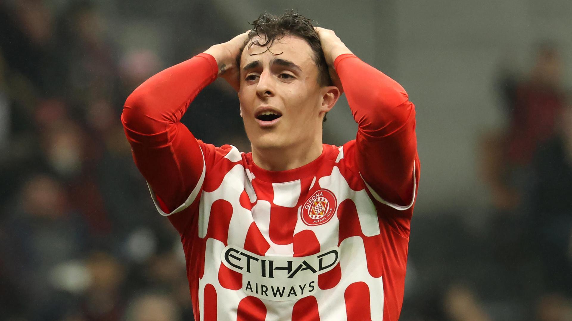 Alejandro Francés, lateral del Girona, se lamenta durante el partido contra el Milan