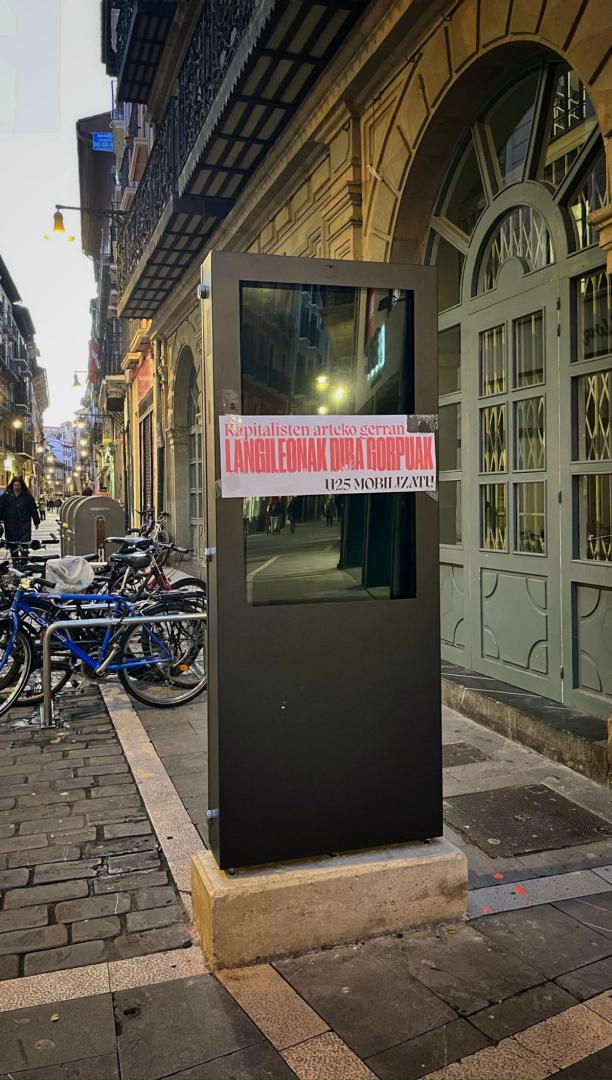 Un cartel empapelado sobre la pantalla digital de un mupi.