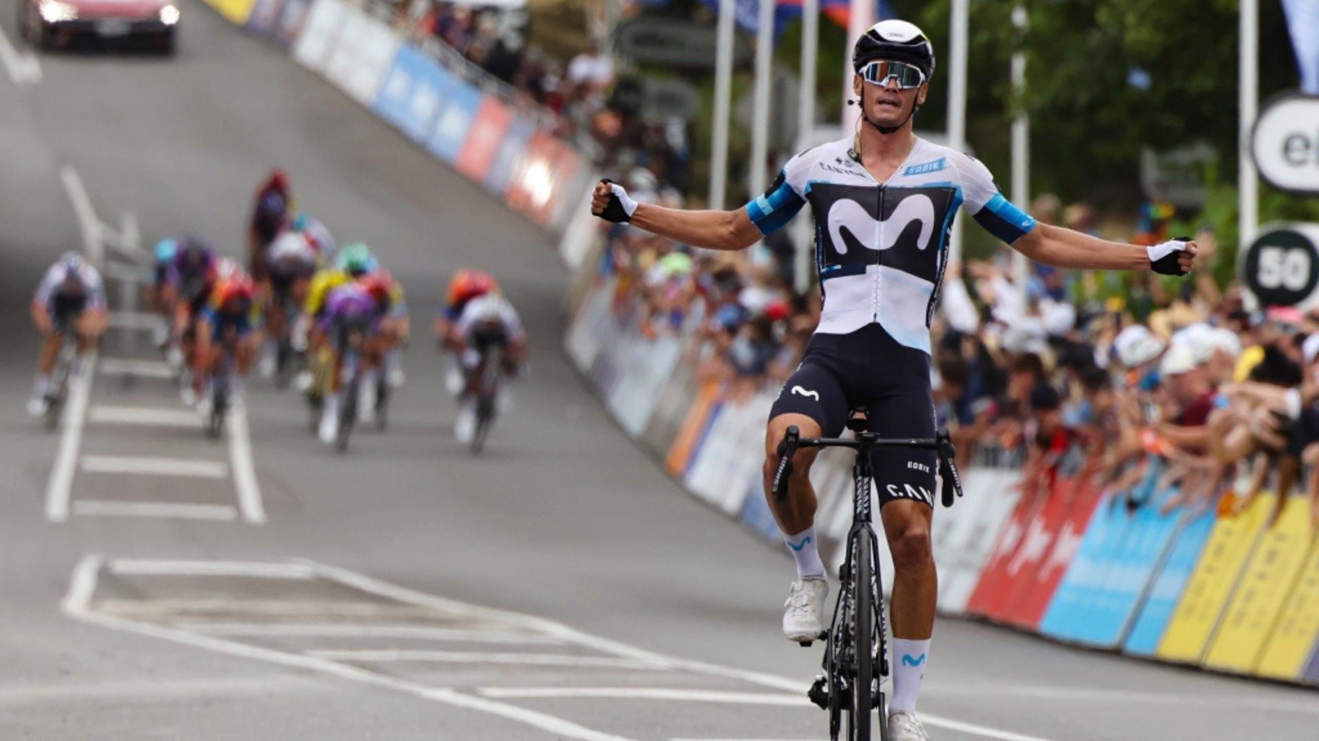 Javier Romo celebra la victoria en la tercera etapa del Tour Down Under