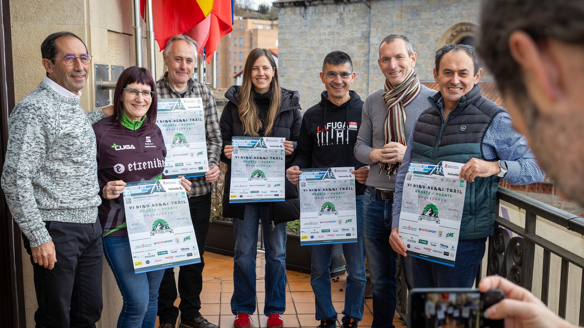 De izda. a dcha., Juanjo Vizcay, Sara Urkia, Edorta Belzunegui, Sandra Muñoz, Mikel Guerra, Edorta Elizalde y Floren Vizcay, en la presentación que tuvo lugar ayer en Huarte