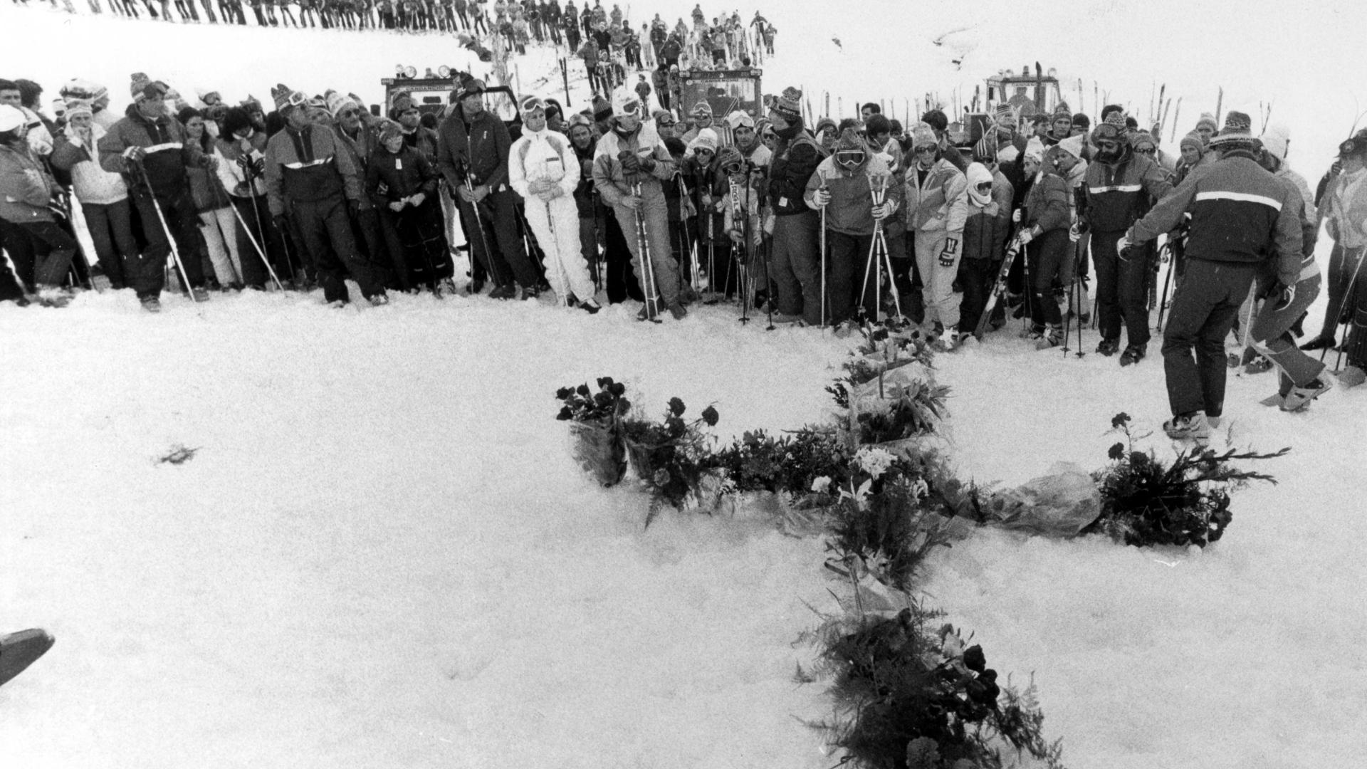Ofrenda floral en homenaje a las víctimas en Candanchú, el 26 de enero de 1985