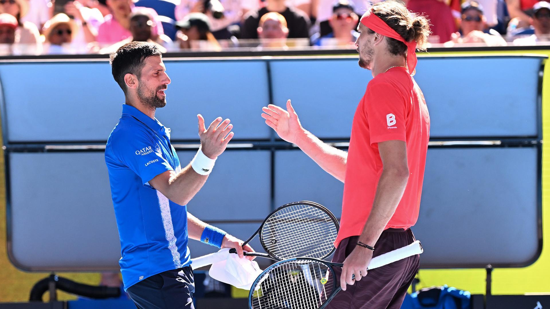 Novak Djokovic choca su mano con Alexander Zverev tras comunicarle su abandono de la semifinal del Abierto de Australia