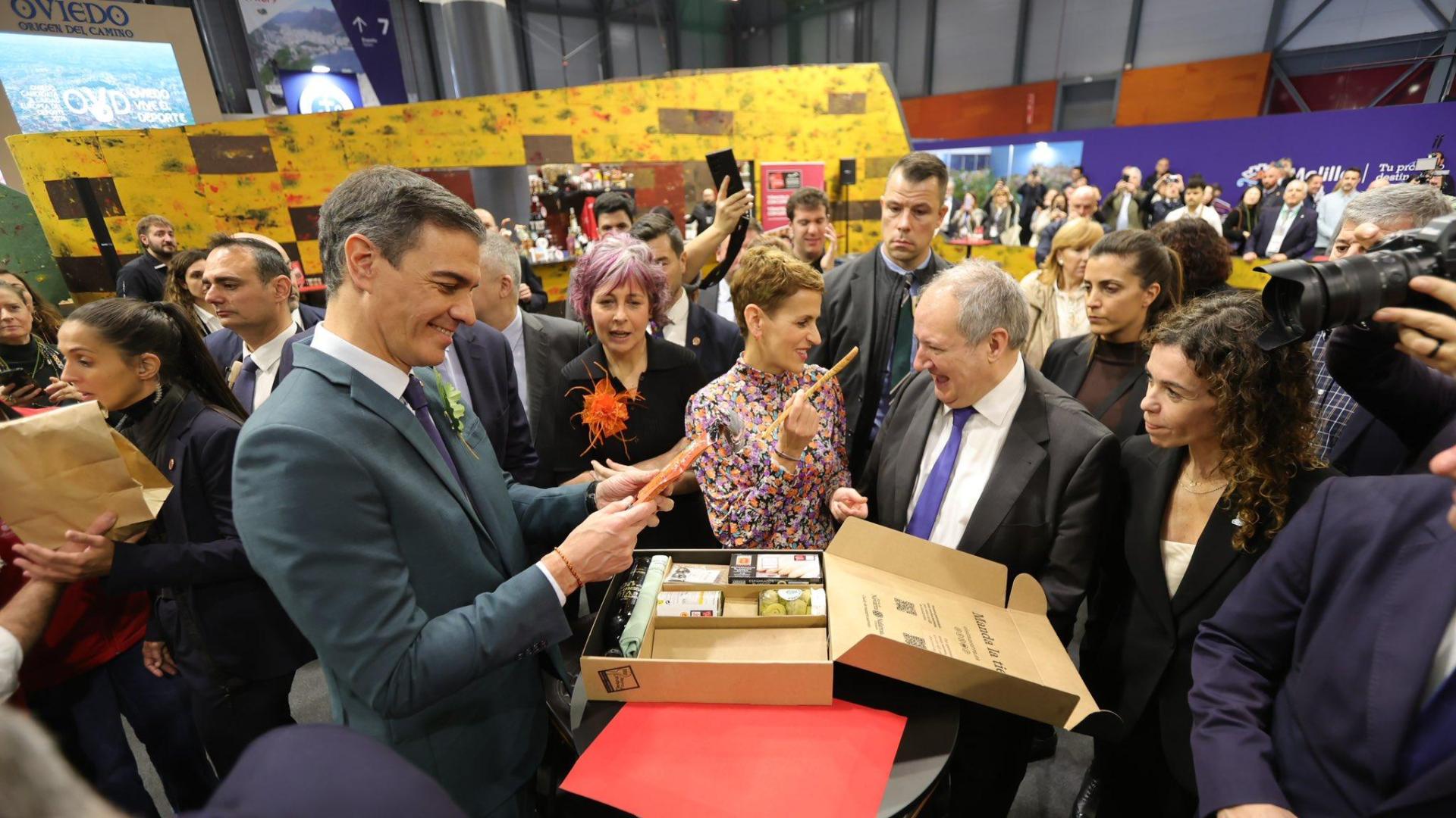 Fotos del encuentro de Pedro Sánchez y María Chivite en el stand de Navarra en Fitur.