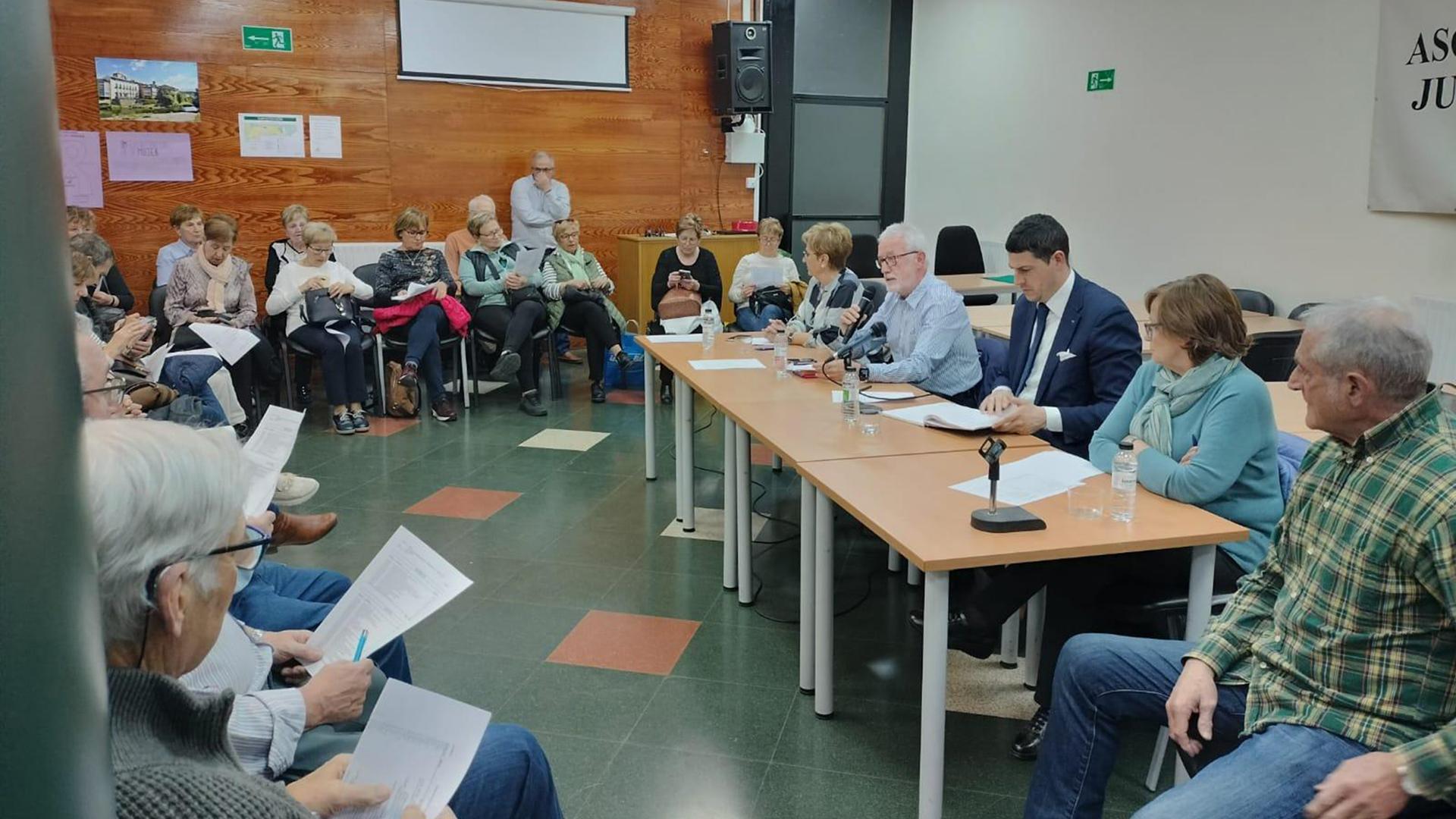 Imagen de una asamblea anterior celebrada en el club de jubilados de Estella