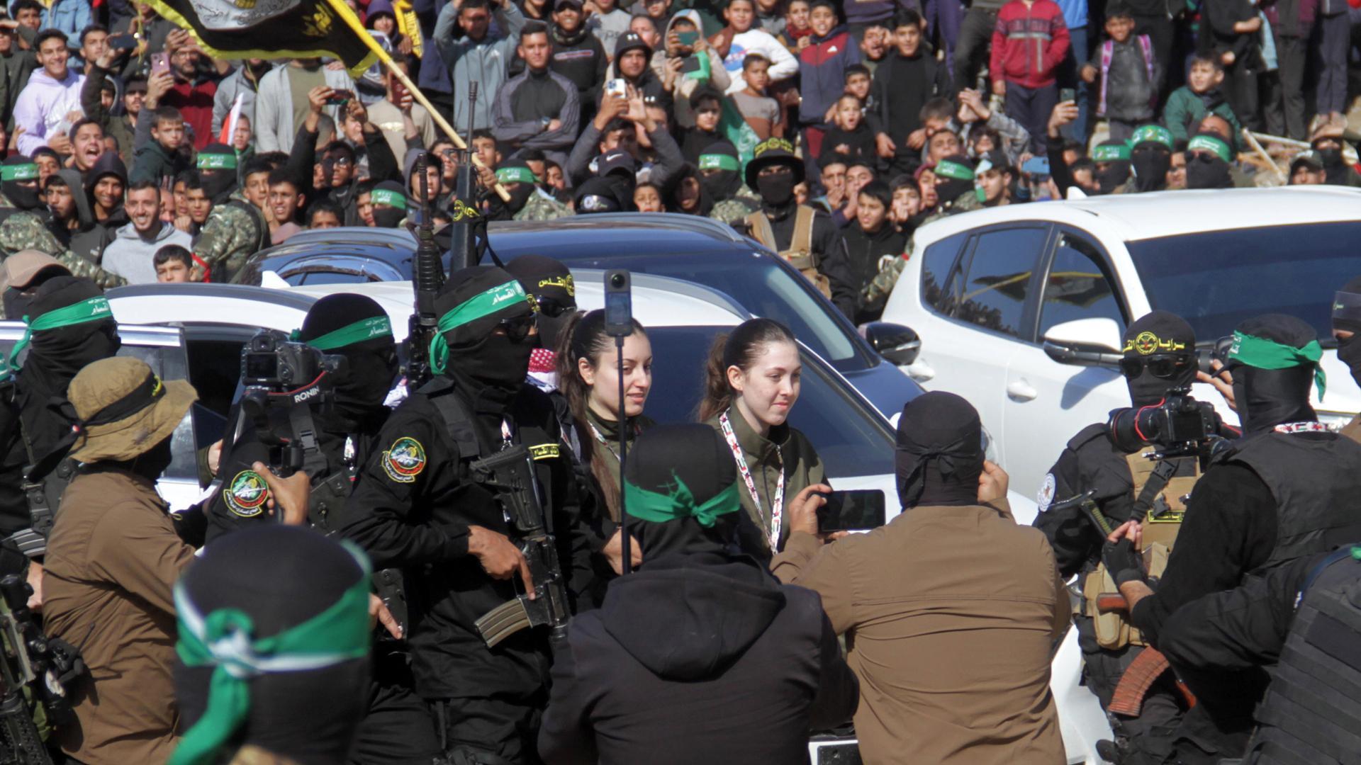 Las cuatro mujeres soldado israelíes han sido liberadas como parte de la tregua con Israel en una ceremonia organizada en la plaza de Palestina de la Ciudad de Gaza