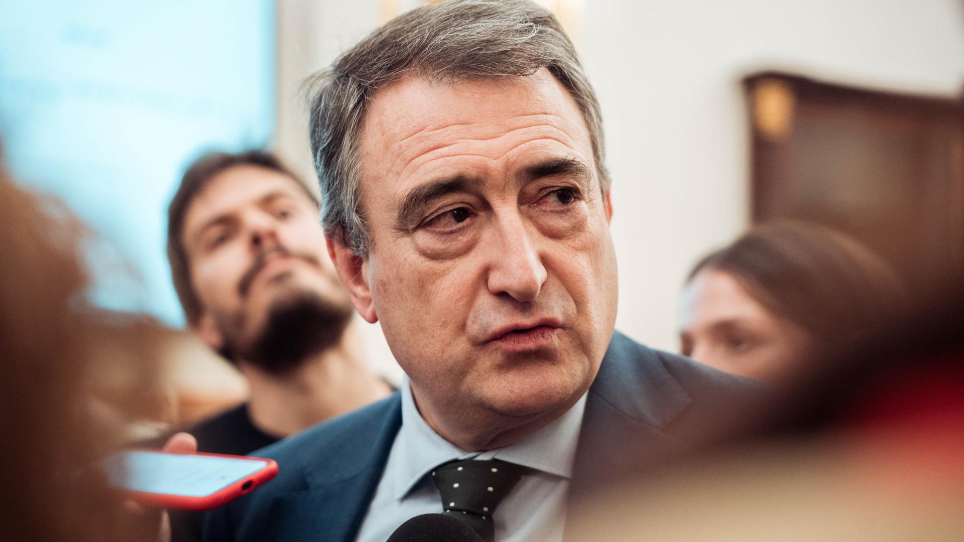 El portavoz del PNV en el Congreso, Aitor Esteban, atiende a los medios durante una sesión plenaria extraordinaria, en el Congreso de los Diputados