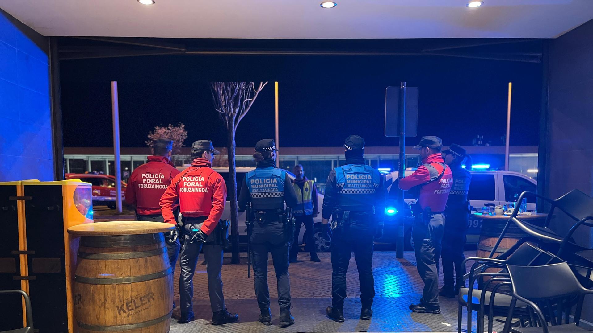 Agentes de Policía Foral y Policía Municipal de Pamplona, durante el dispositivo conjunto