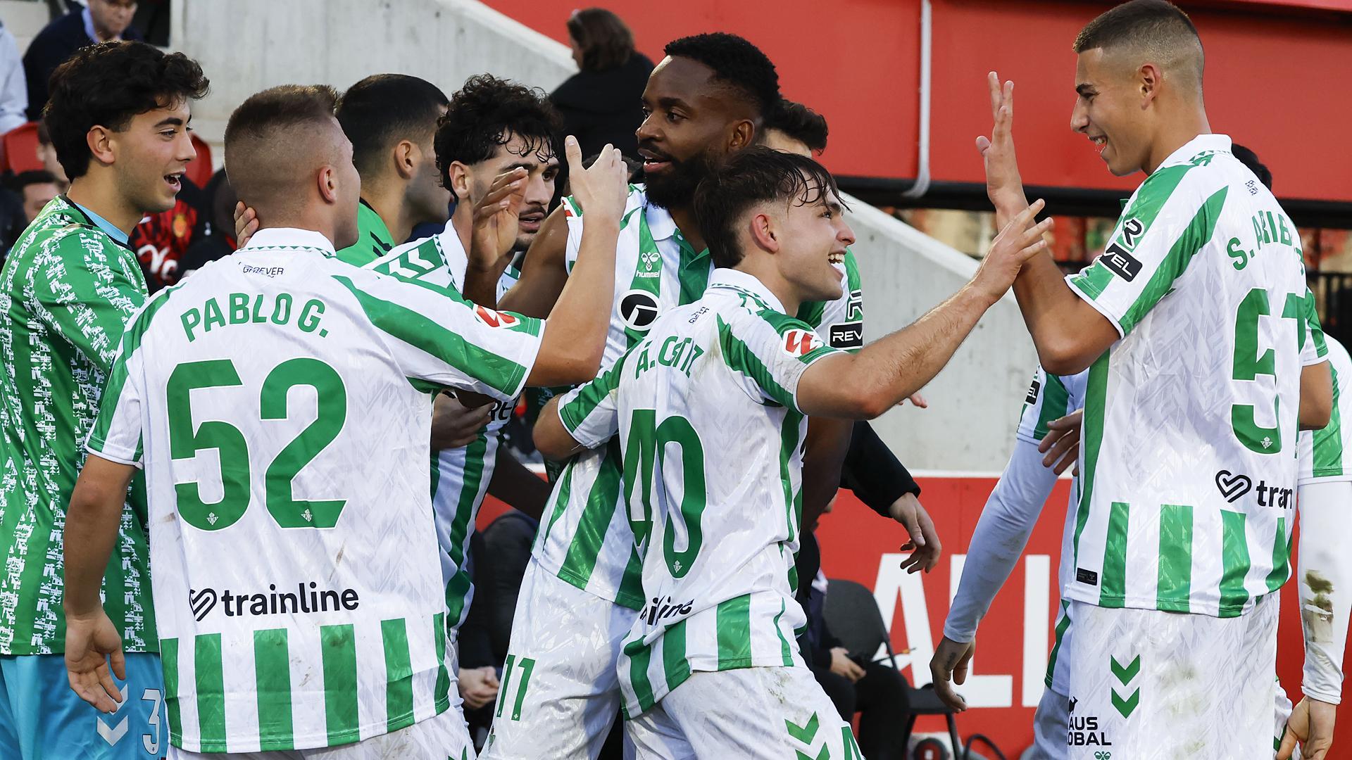 Los jugadores del Betis celebran el tanto de Bakambu que les dio el triunfo en Mallorca /