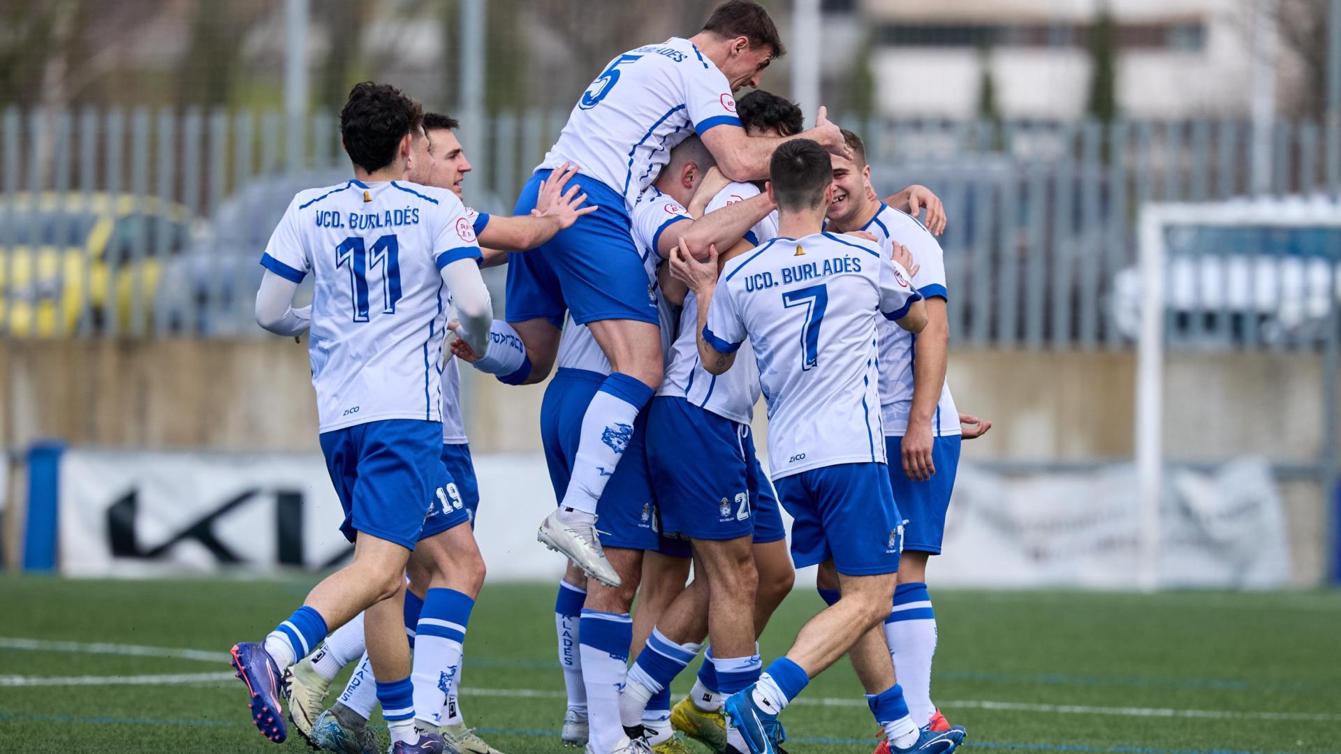 Los jugadores del Burladés celebran uno de los cinco goles que marcaron al Gares