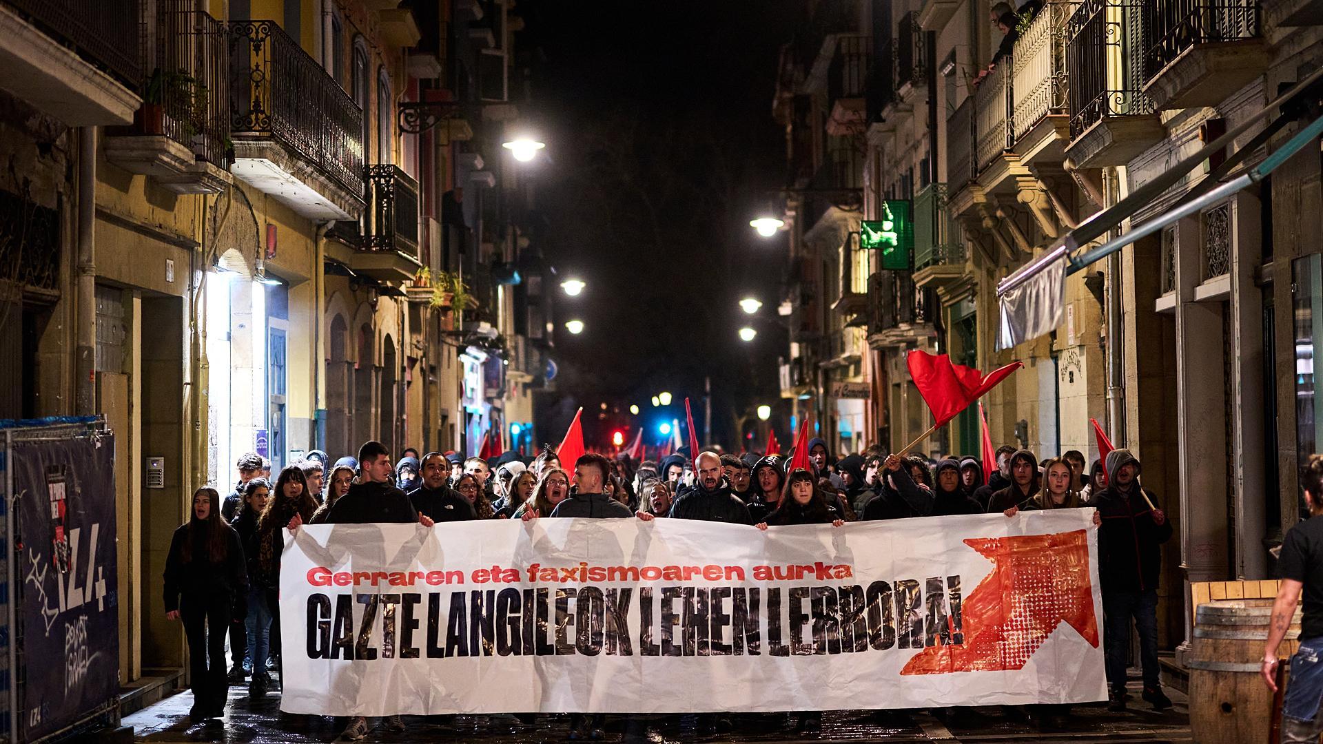 Cabecera de la marcha por las calles del Casco Antiguo de Pamplona /
