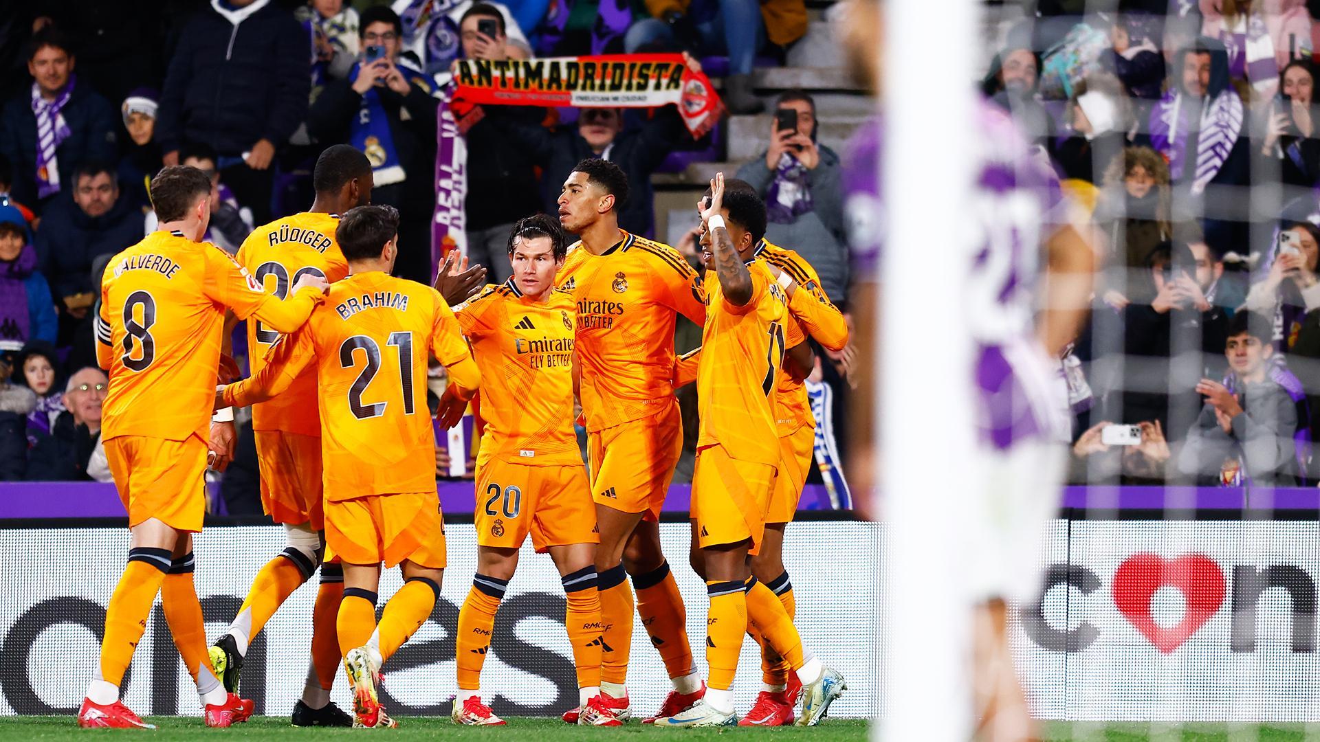Piña de los jugadores del Real Madrid tras anotar Mbappé el 0-2 /