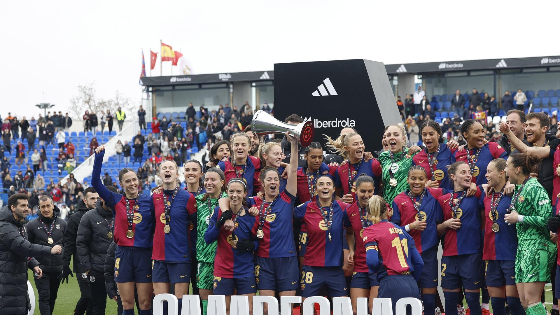 Las jugadoras del Barcelona levantan el trofeo como campeones de la Supercopa de España