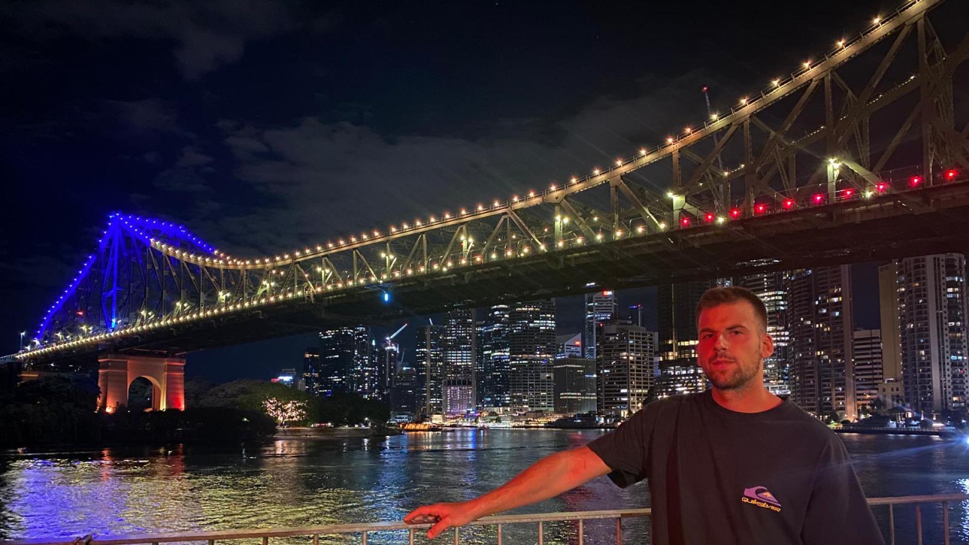Rubén Sánchez durante su estancia en Australia en el Puente Story, que cruza el río Brisbane.