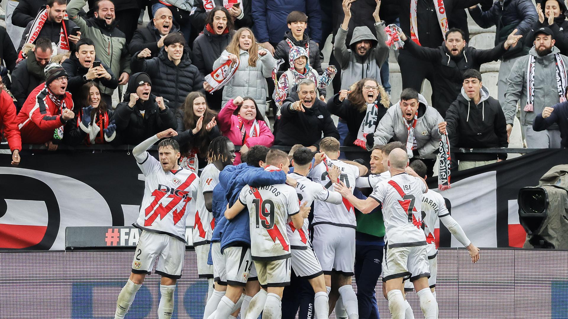 Los jugadores del Rayo celebran con su grada el segundo tanto que remontaba el marcador contra el Girona /