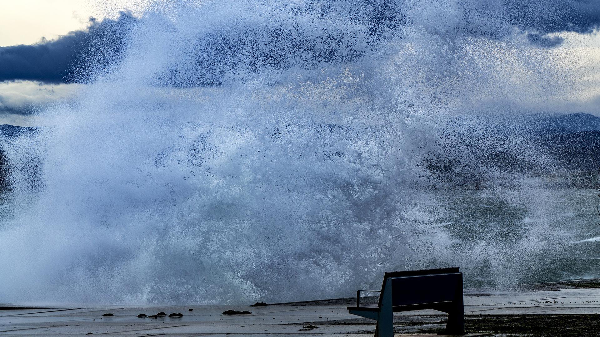 Estado del mar en Santander con olas rompiendo /