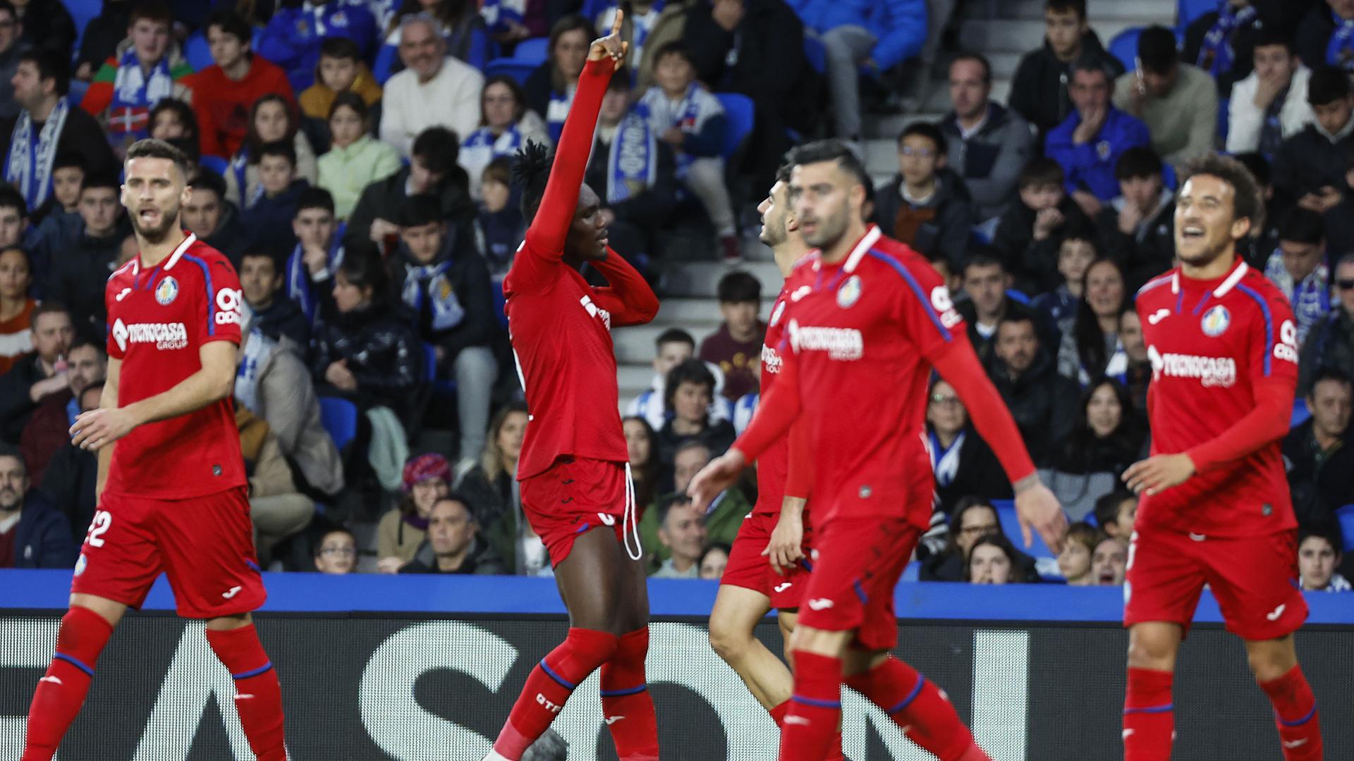 El delantero del Getafe Christantus Uche celebra el primer tanto de su equipo en el Reale Arena