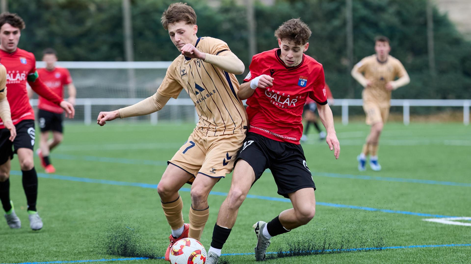 El extremo del Eibar B Hugo García, autor del 0-1, pugna por el balón con Javi Amadoz, del Subiza
