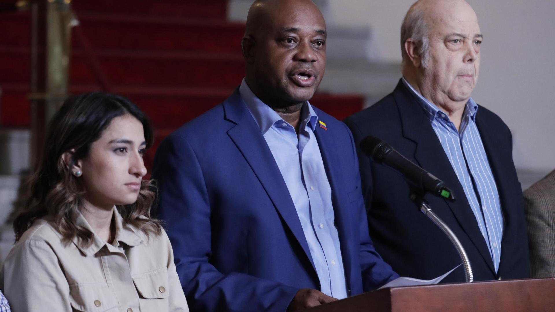 El Canciller de Colombia, Luis Gilberto Murillo (c), habla durante una rueda de prensa este domingo, en Bogotá (Colombia). El Gobierno colombiano dio por superado "el impase" que provocó una crisis diplomática con Estados Unidos, causado por la decisión del presidente Gustavo Petro de no permitir el ingreso de dos aviones con ciudadanos deportados de EE UU mientras esas personas no reciban un trato "digno"