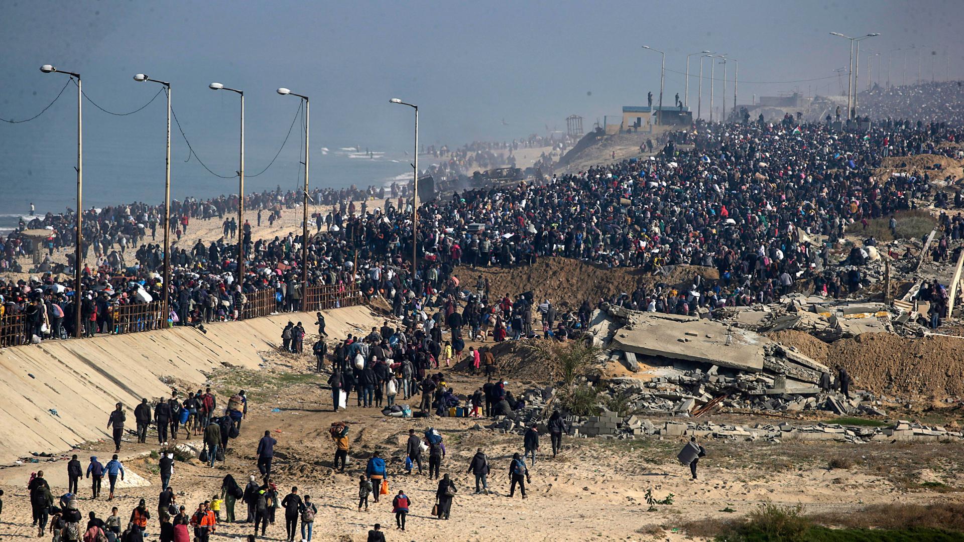 Palestinos, de camino al norte de Gaza