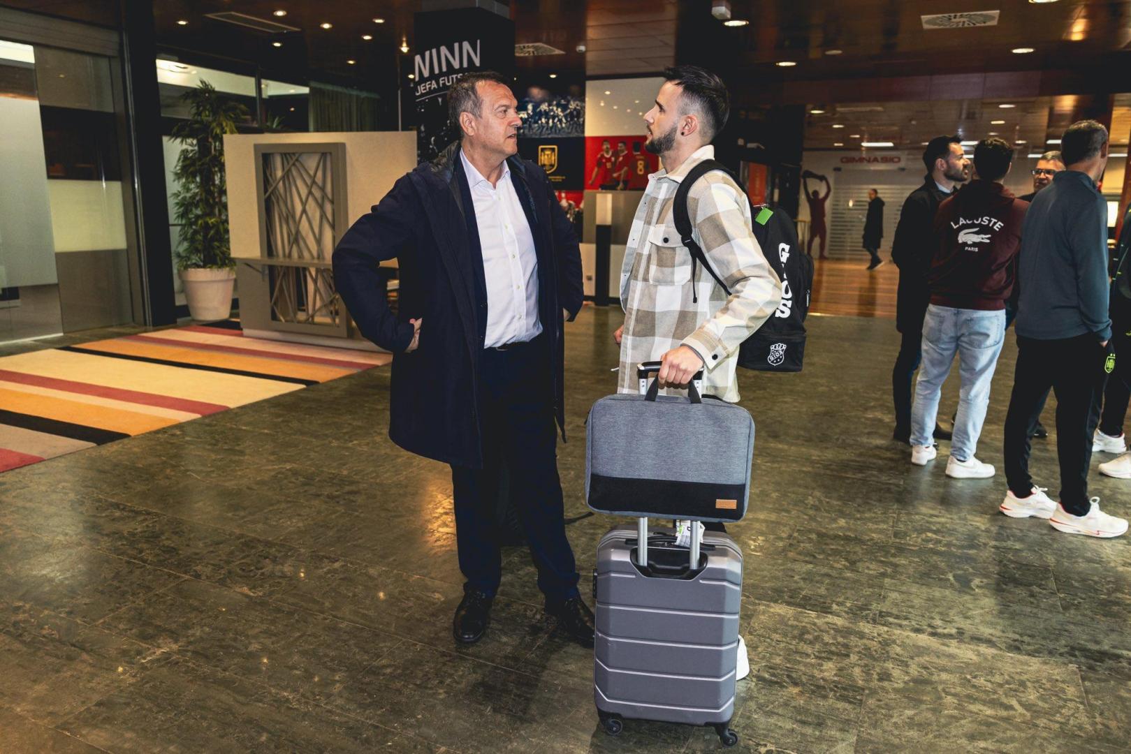 Jesús Velasco, seleccionador nacional, dio la bienvenida a Asier Llamas