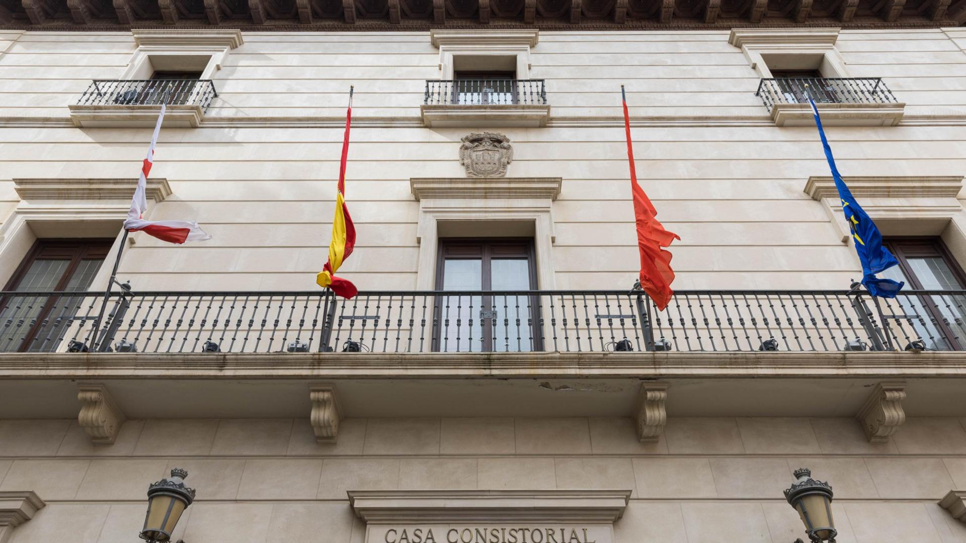 Banderas recogidas en la fachada del Ayuntamiento de Tudela, uno de los 272 que tiene Navarra